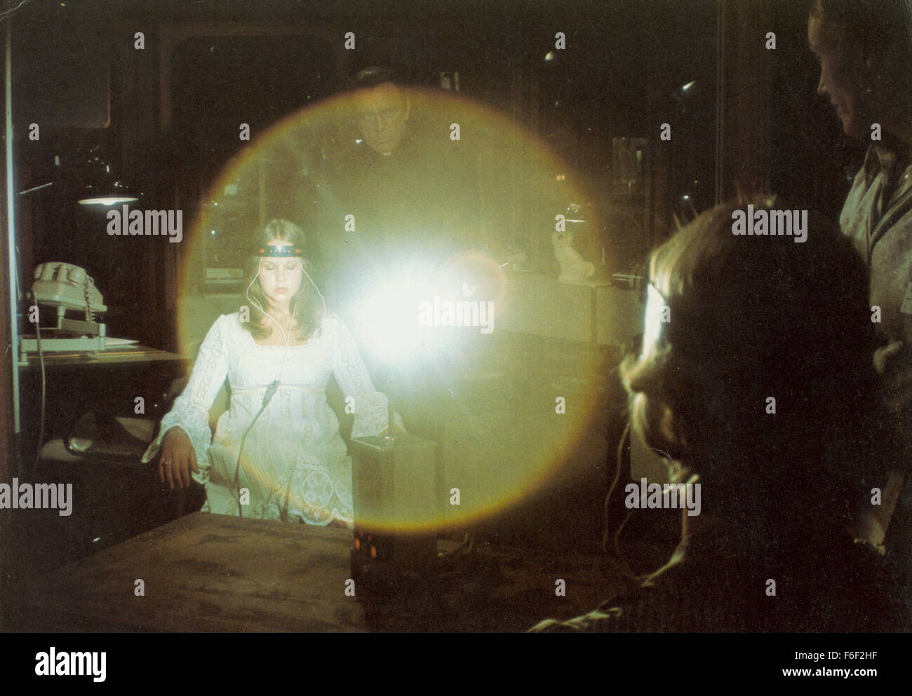 Erscheinungsdatum: 17. Juni 1977. FILMTITEL: Exorzist II: der Ketzer. STUDIO: Warner Bros Pictures. PLOT: Es ist vier Jahre her Regan MacNeil ihr Exorzismus erlebt, und jetzt passiert etwas Geheimnisvolles wieder. Vater Lamont funktioniert auf Regan zu helfen, aber leider hat es extrem schwer. Um bei seiner Mission helfen, helfen, Regan, Lamont reist nach Afrika zur Wissensgewinnung aus Kokumo, hatte er zuvor den gleichen Dämon ausgetrieben. Wird Vater Lamont Regan MacNeil helfen zu können? Im Bild: LINDA BLAIR als Regan MacNeil. Stockfoto