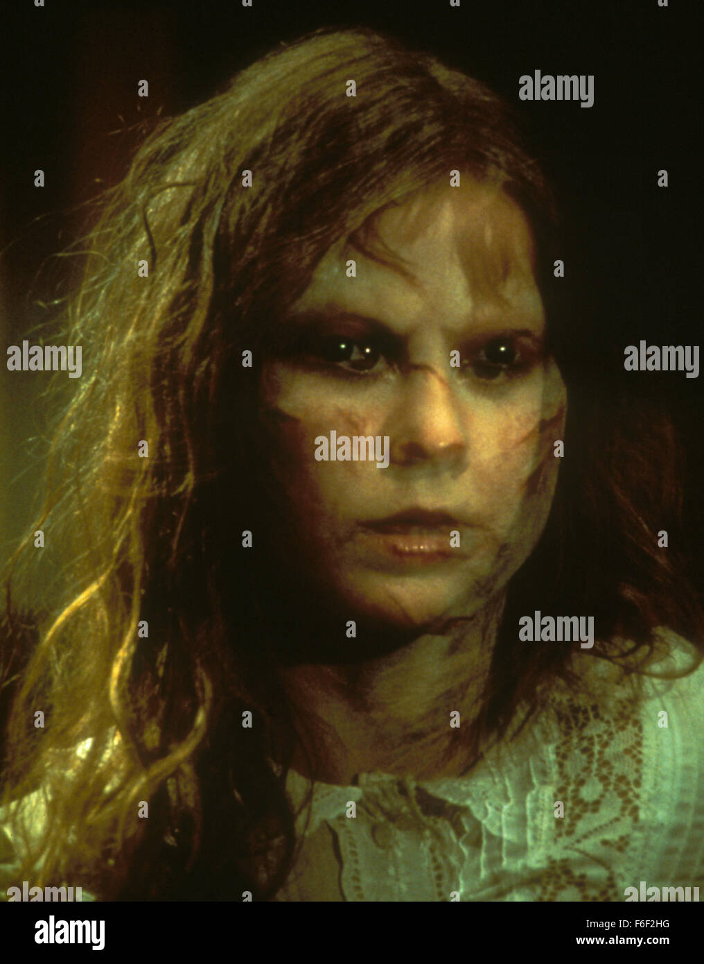 Erscheinungsdatum: 17. Juni 1977. FILMTITEL: Exorzist II: der Ketzer. STUDIO: Warner Bros Pictures. PLOT: Es ist vier Jahre her Regan MacNeil ihr Exorzismus erlebt, und jetzt passiert etwas Geheimnisvolles wieder. Vater Lamont funktioniert auf Regan zu helfen, aber leider hat es extrem schwer. Um bei seiner Mission helfen, helfen, Regan, Lamont reist nach Afrika zur Wissensgewinnung aus Kokumo, hatte er zuvor den gleichen Dämon ausgetrieben. Wird Vater Lamont Regan MacNeil helfen zu können? Im Bild: LINDA BLAIR als Regan MacNeil. Stockfoto