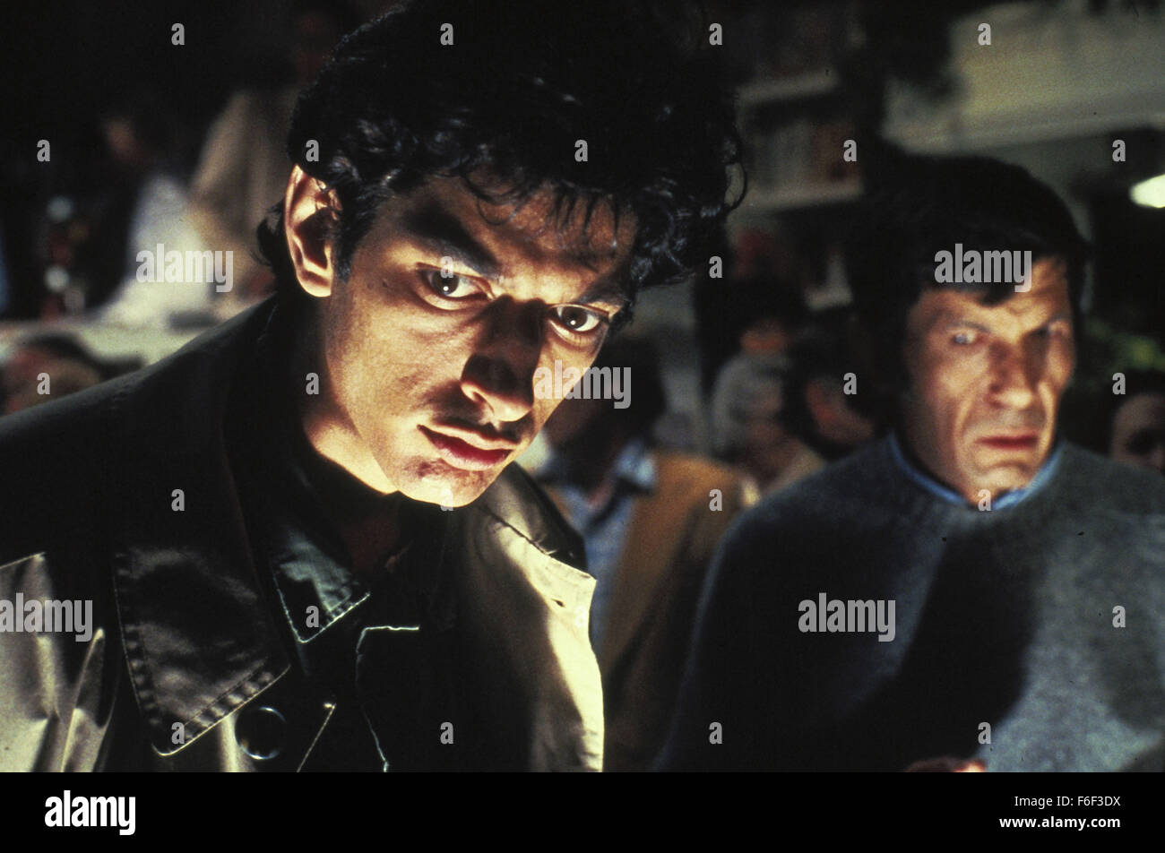 20. Dezember 1978; San Francisco, CA, USA; (L-R): Schauspieler JEFF GOLDBLUM stars wie Jack Bellicec und LEONARD NIMOY als Dr. David Kibner in Philip Kaufman gerichtet Thriller, "Invasion of the Body Snatchers." Stockfoto