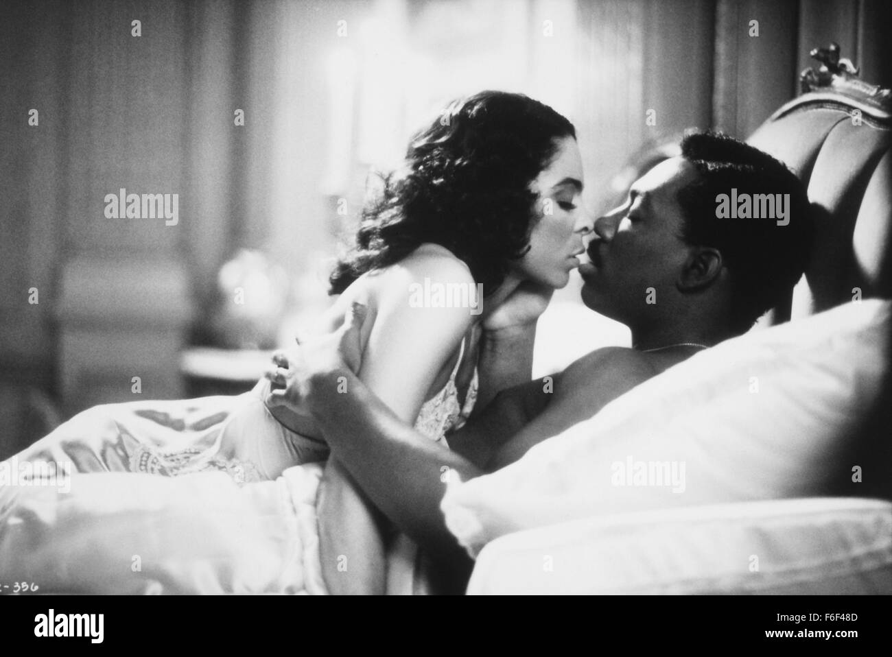 1. Januar 1980 - Eddie Murphy und Jasmine Guy im Bett, am Set des Films, Harlem Nights, 1989 (Bild Kredit: C Glasshouse/Unterhaltung Bilder) Stockfoto