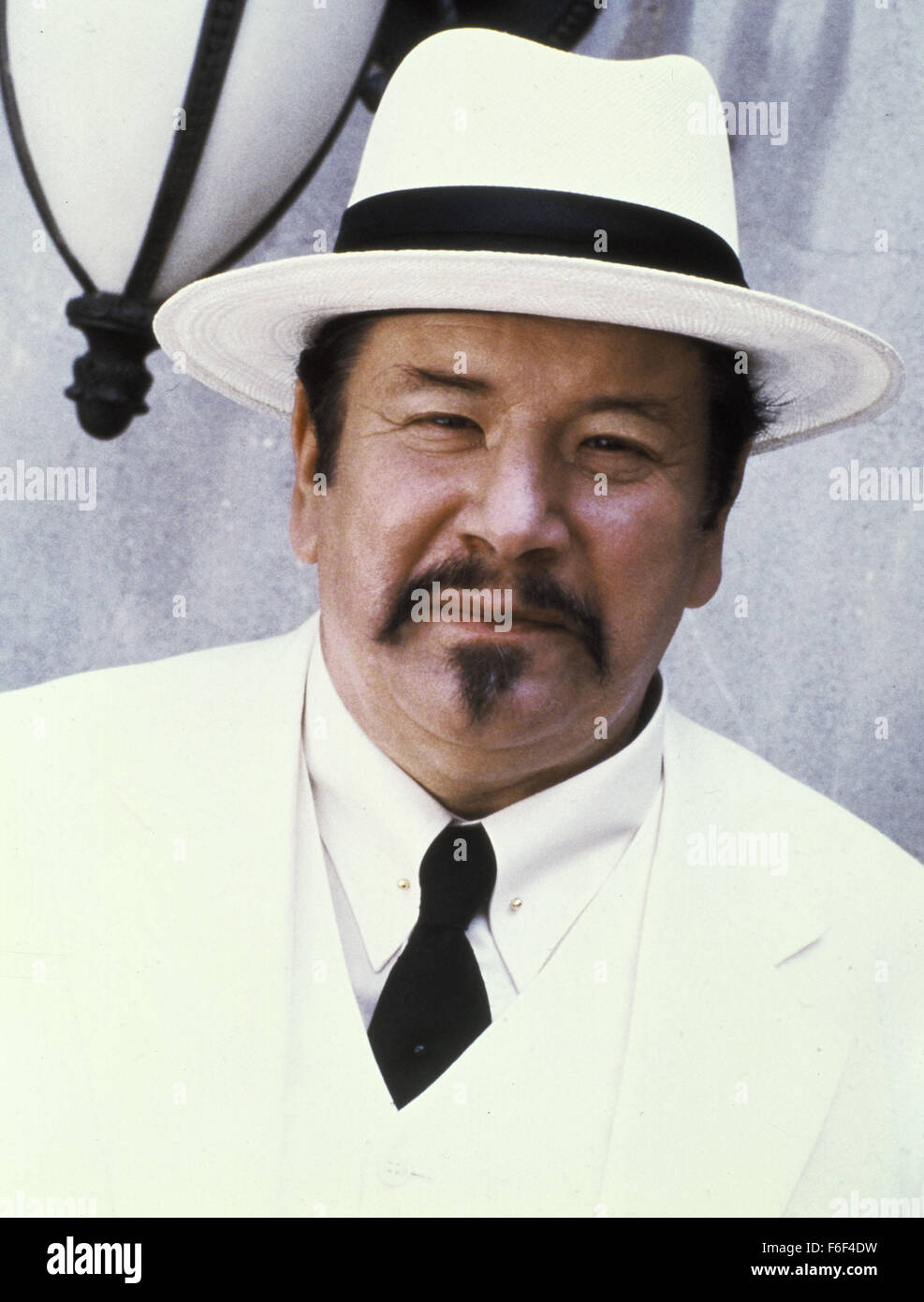 Erscheinungsdatum: Februar 1981 Film Titel: Charlie Chan und der Fluch der Drachenkönigin STUDIO: Jerry Sherlock Produktionen Regie: Clive Donner PLOT: berühmte Detektiv Charlie Chan heißt aus dem Ruhestand, einen San Francisco Detektiv eine mysteriöse Mordserie lösen zu helfen. Chan Begegnungen mit seinem tollpatschigen Enkel als sein Kumpel auch einen alten Erzfeind bekannt als Dragon Queen, der Hauptverdächtige Bild: Szene aus Film (Credit Bild: C Jerry Sherlock Produktionen/Unterhaltung Bilder) Stockfoto