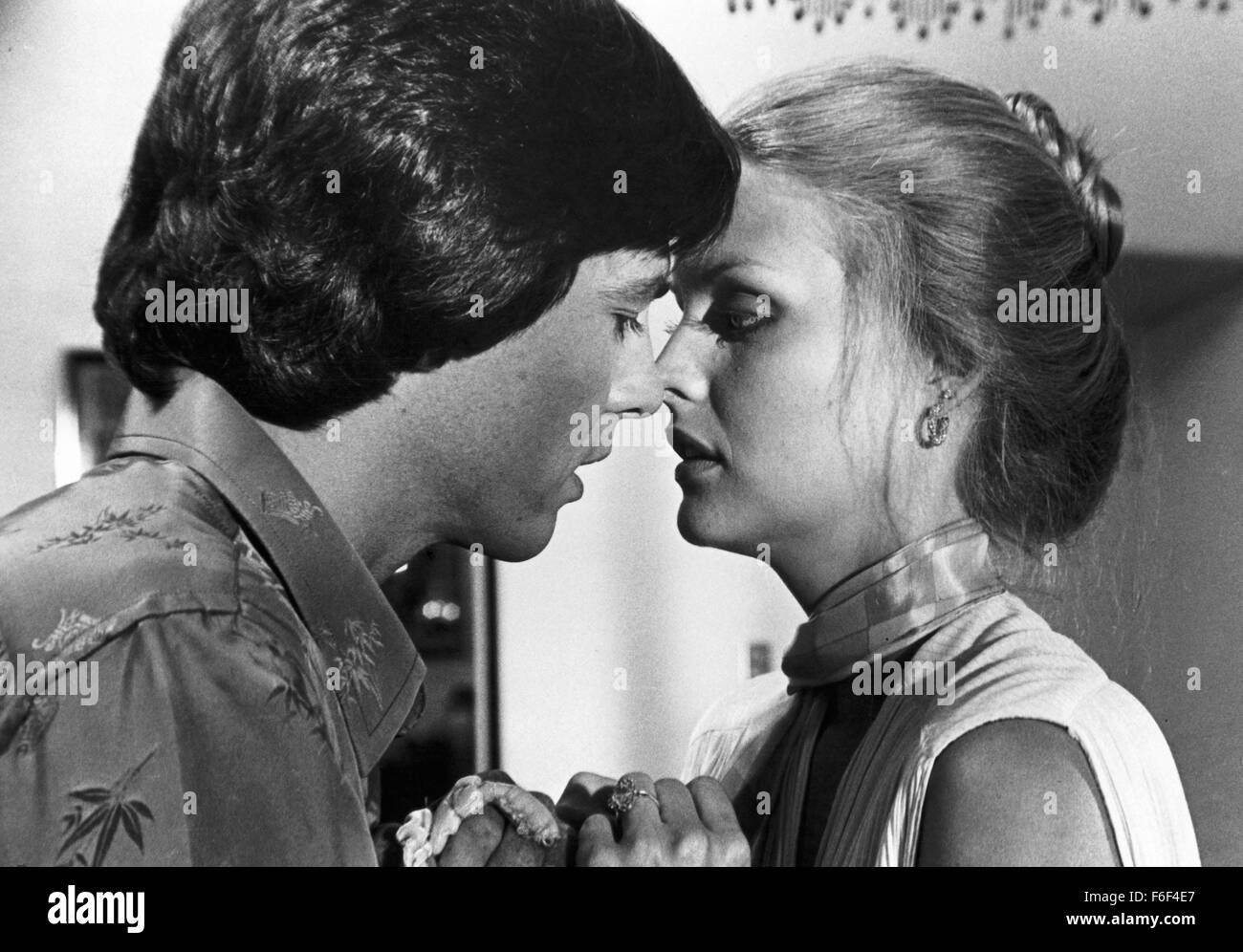 Erscheinungsdatum: Februar 1981 Film Titel: Charlie Chan und der Fluch der Drachenkönigin STUDIO: Jerry Sherlock Produktionen Regie: Clive Donner PLOT: berühmte Detektiv Charlie Chan heißt aus dem Ruhestand, einen San Francisco Detektiv eine mysteriöse Mordserie lösen zu helfen. Chan Begegnungen mit seinem tollpatschigen Enkel als sein Kumpel auch einen alten Erzfeind bekannt als Dragon Queen, der Hauptverdächtige Bild: RICHARD HATCH als Lee Chan Jr.  (Bild Kredit: C Jerry Sherlock Produktionen/Unterhaltung Bilder) Stockfoto