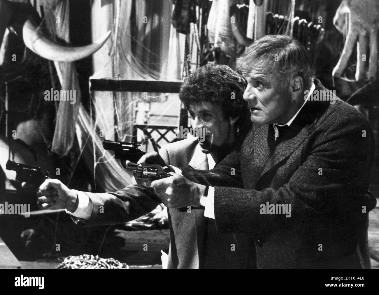 Erscheinungsdatum: Februar 1981 Film Titel: Charlie Chan und der Fluch der Drachenkönigin STUDIO: Jerry Sherlock Produktionen Regie: Clive Donner PLOT: berühmte Detektiv Charlie Chan heißt aus dem Ruhestand, einen San Francisco Detektiv eine mysteriöse Mordserie lösen zu helfen. Chan Begegnungen mit seinem tollpatschigen Enkel als sein Kumpel auch einen alten Erzfeind bekannt als Dragon Queen, der Hauptverdächtige Bild: PETER USTINOV als Charlie Chan (Credit Bild: C Jerry Sherlock Produktionen/Unterhaltung Bilder) Stockfoto