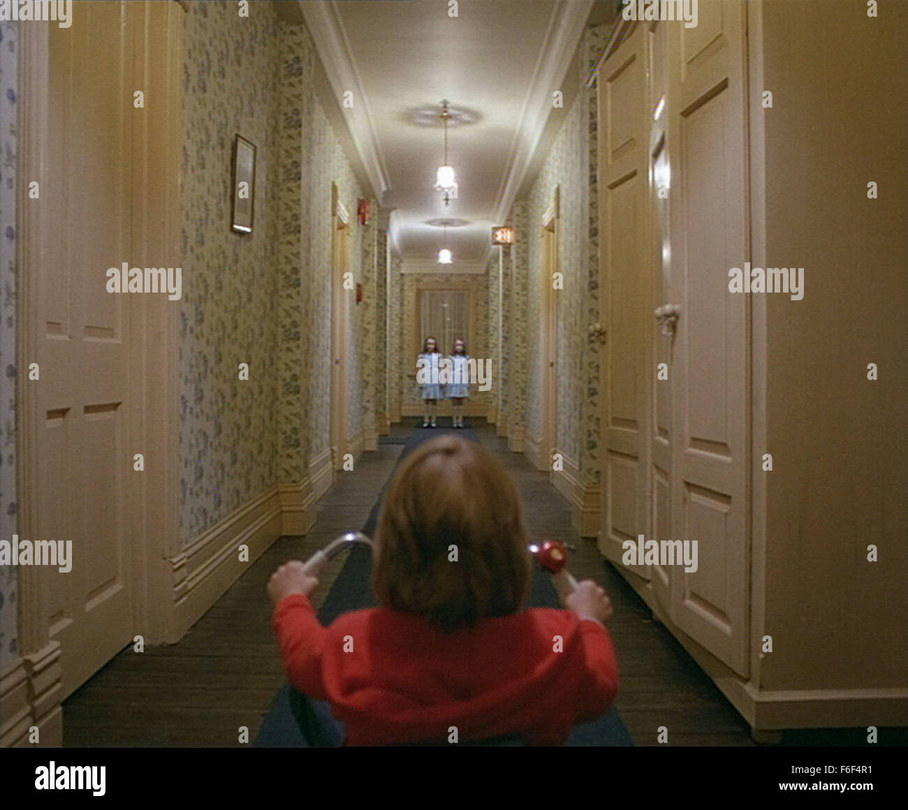 Erscheinungsdatum: 23. Mai 1980 Film Titel: The Shining STUDIO: Columbia Bilder Regie: Stanley Kubrick PLOT: ein Mann, sein Sohn und Frau werden die Winter-Betreuer eines isolierten Hotels wo Danny, der Sohn beunruhigende Visionen des Hotels ist sieht vorbei mit einem telepathischen Geschenk bekannt als "The Shining". Der Vater, Jack Torrance läuft in ein Schreibprojekt wenn er langsam in den Wahnsinn als Folge Hüttenzauber und ehemalige Gäste des Hotels Geistes rutscht. Jack geht nach überzeugt durch ein Kellner Geist, die Familie zu korrigieren, völlig verrückt. Das einzige, was Danny retten kann und Stockfoto