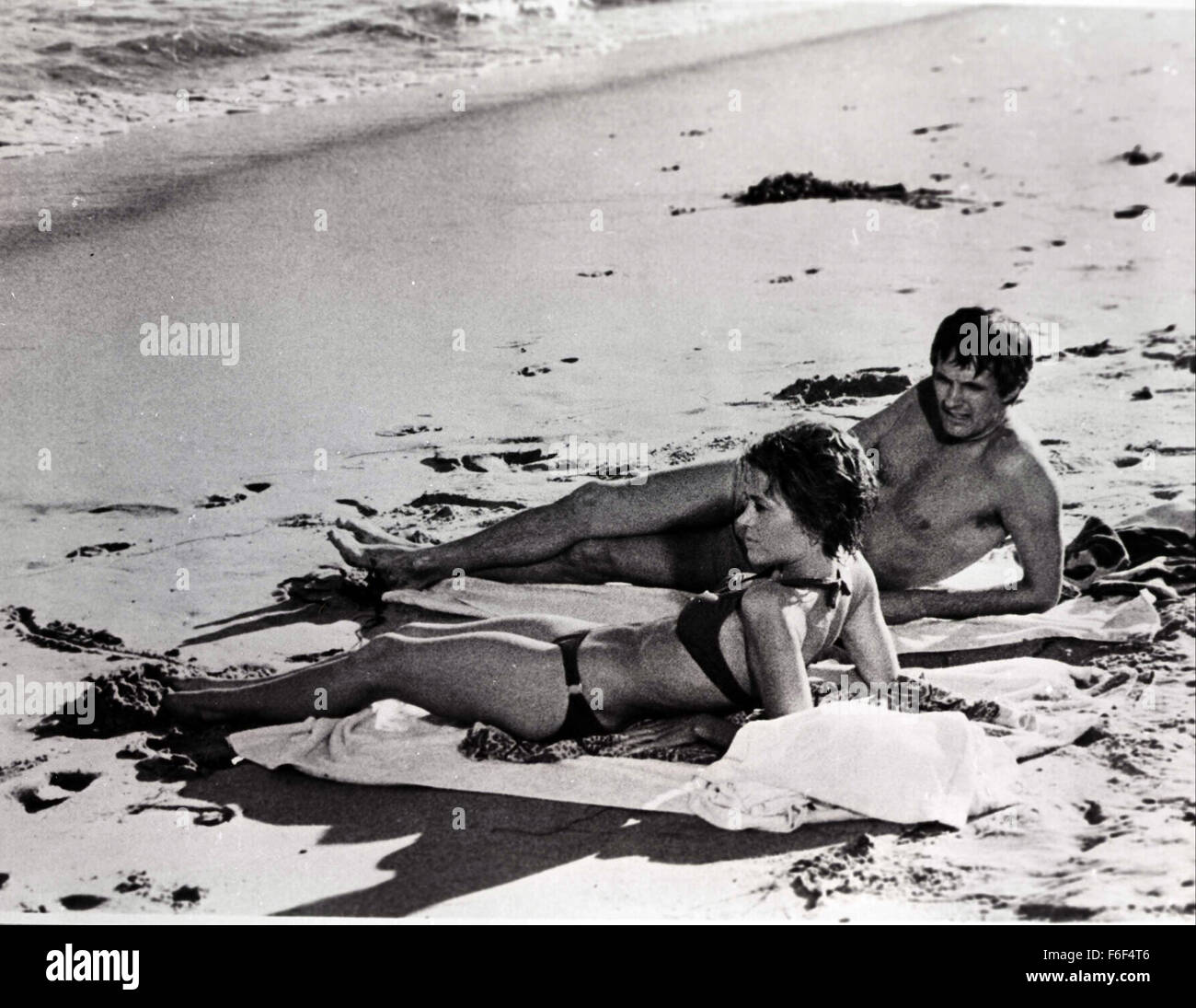 1. Februar 1979; London, UK; Amerikanischen Schauspieler JANE FONDA und ALAN ALDA sind zusammen am Malibu Beach, Kalifornien, dargestellt, wo sie sich ein neues Bild namens "California Suite" beschäftigen.  Alda ist bekannt für seine Rolle in "Mash" und Jane für ihre preisgekrönten Rolle in "Klute". Stockfoto