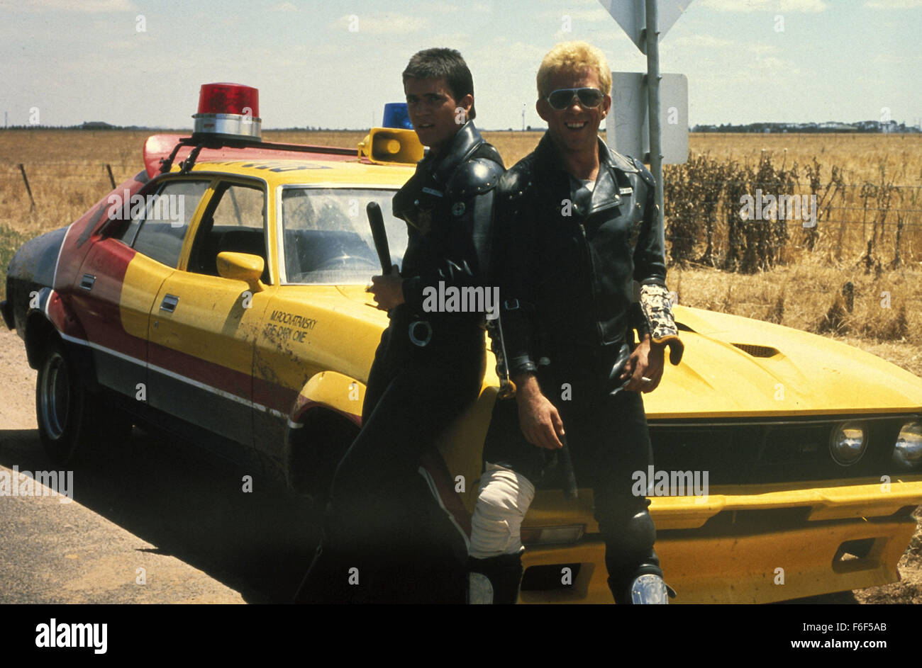12. April 1979; Breamlea, Victoria, Australien; Schauspieler MEL GIBSON Stars wie "Mad" Max Rockatansky und STEVE BISLEY als Jim Goose in George Miller Regie Thriller, "Mad Max". Stockfoto