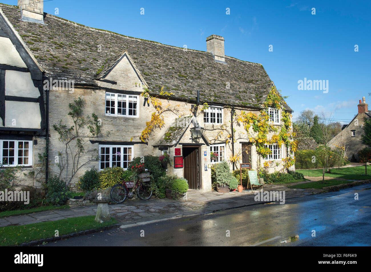 Das Old Swan Public House, Minster Lovell, Oxfordshire, England Stockfoto