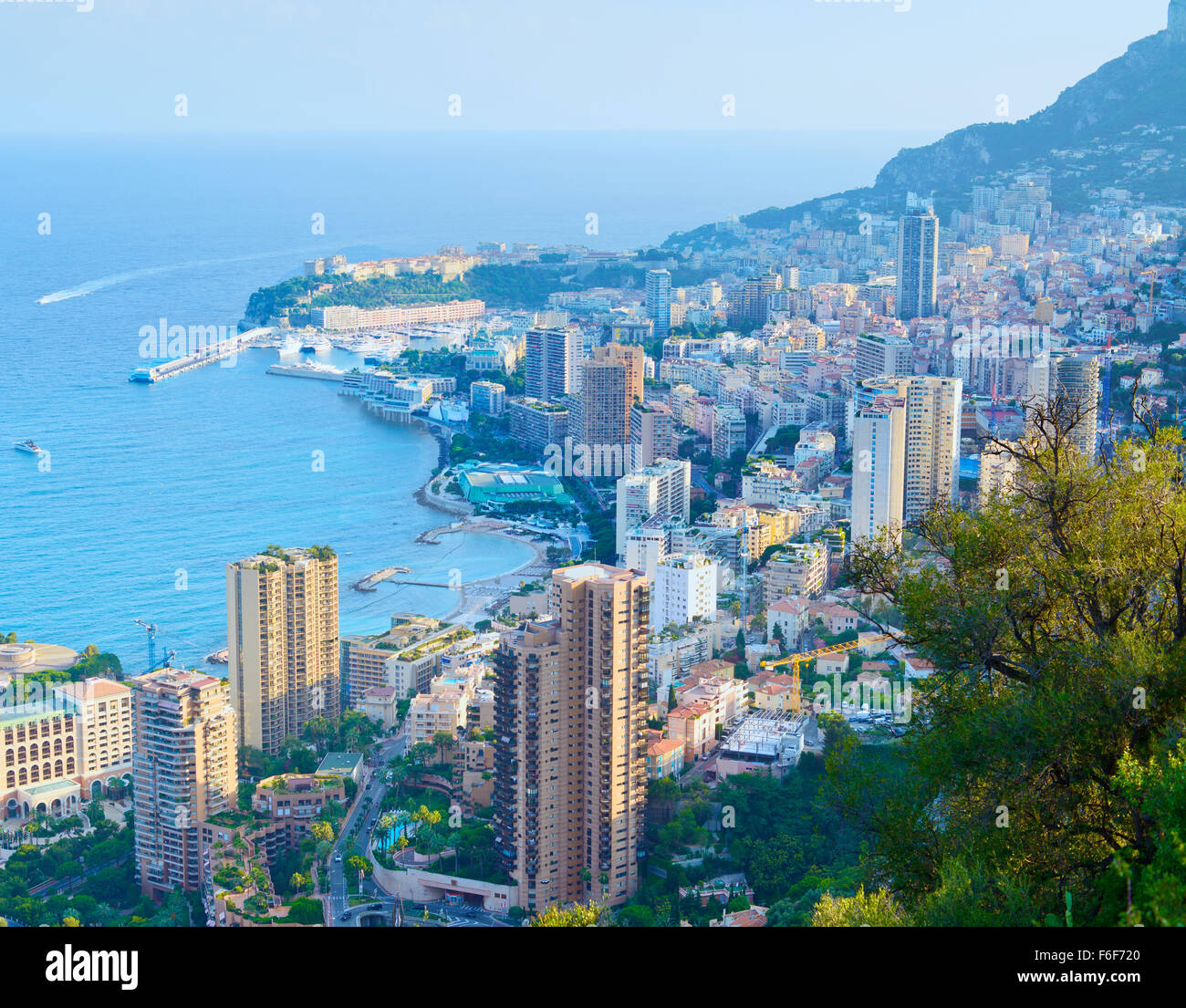Monaco Montecarlo Fürstentum Luftbild Stadtbild am Sonnenuntergang. Wolkenkratzer, Küste, Hafen und Altstadt. Azurblaue Küste. Frankreich Stockfoto