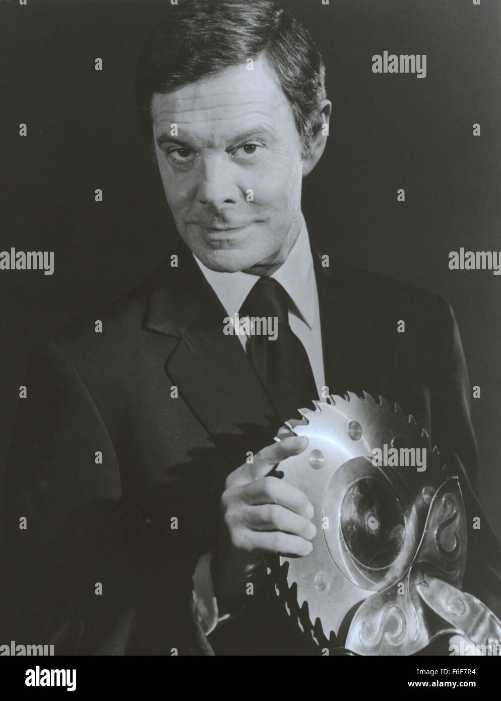 10. Juni 1983; Los Angeles, Kalifornien, USA; Schauspieler LOUIS JOURDAN spielt Kamal Khan in Action/Adventure/Autor Ian Flemming James Bond "Octopussy." Stockfoto