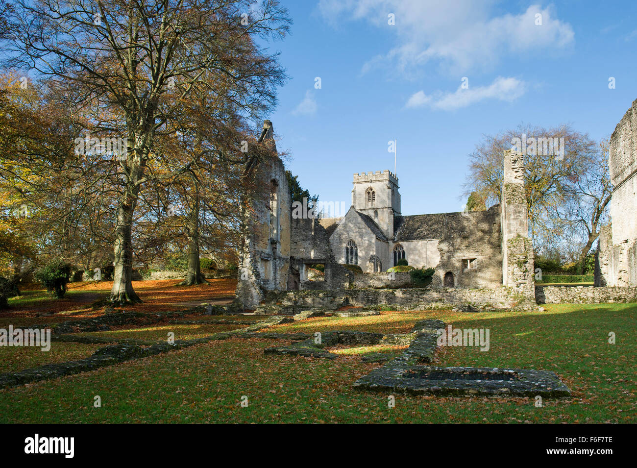 Minster Lovell Hall Ruinen im Herbst. Oxfordshire, England. Stockfoto