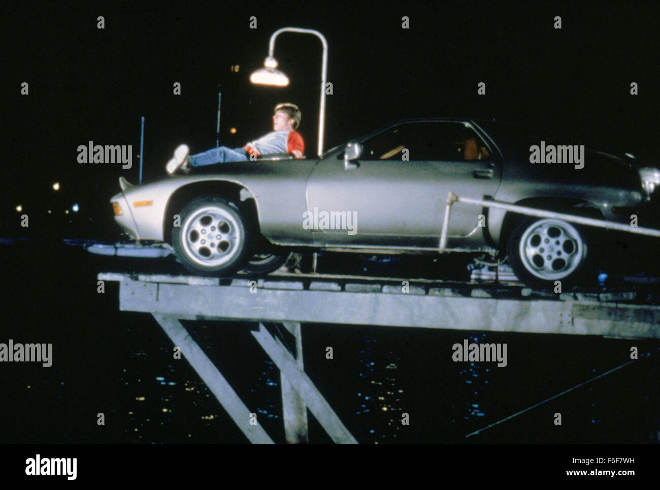 Datum der Freigabe: 5. August 1983 Film Titel: riskante Business DIRECTOR: Paul Brickman STUDIO: Geffen Bilder PLOT: ein Vorstadt Chicago Teenager Eltern lassen Sie im Urlaub, und schneidet er locker. Eine nicht autorisierte Reise seines Vaters Porsche bedeutet eine plötzliche Notwendigkeit für viel Geld, das er auf kreative Weise Bild aufwirft: TOM CRUISE als Joel Goodsen (Credit Bild: C Geffen Pictures/Entertainment Bilder) Stockfoto