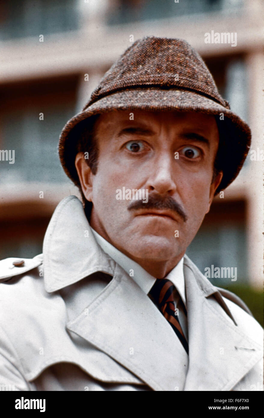 Erscheinungsdatum: 17. Dezember 1982 Film Titel: Weg von der Pink Panther Direktor: Blake Edwards STUDIO: United Artists PLOT: The Pink Panther Diamant wieder einmal, Lugash und der Behörden gestohlen ist rufen in Chief Inspector Clouseau aus Frankreich. Sein Flugzeug verschwindet auf dem Weg. Diese Zeit, berühmte französische TV-Reporter Marie Jouvet begibt sich um das Rätsel zu lösen und beginnt, alle verbunden mit Clouseau im Bild interview: PETER SELLERS als Chief Insp. Jacques Clouseau (Credit Bild: C mit freundlicher Genehmigung von UNITED ARTISTS/Entertainment Pictures) Stockfoto