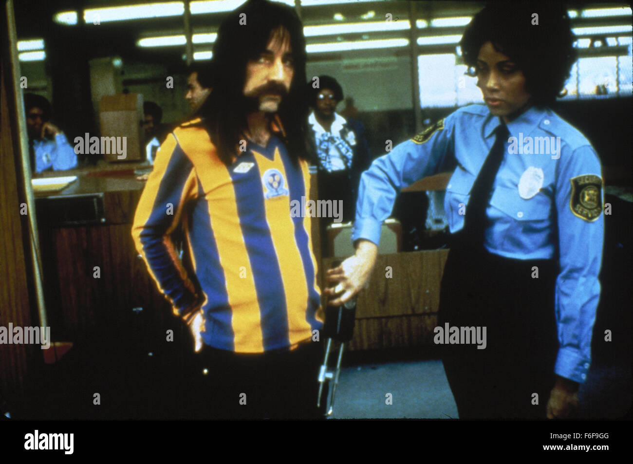 Datum der Freigabe: 2. März 1984 FILMTITEL: Dieses ist spinaler Hahn Regie: Rob Reiner STUDIO: Lumbalpunktion Prod.   PLOT: 1982 legendären britischen Heavy-Metal-Band Spinal Tap versuchen eine amerikanische Comeback-Tour, begleitet von einem Fan, der auch ein Filmemacher ist. Die daraus resultierende Dokumentarfilm, durchsetzt mit leistungsstarken Auftritten von Tap zentrale Musik und Tiefe Texte, freimütig folgt eine Rock-Gruppe in Richtung Krise ihren Höhepunkt in der berüchtigten Affäre 18-Zoll-hohe Stonehenge Bühne Prop Bild: HARRY SHEARER als Derek Smalls (Credit Bild: C Spinal Tap Prod. / Unterhaltung Bildern Stockfoto