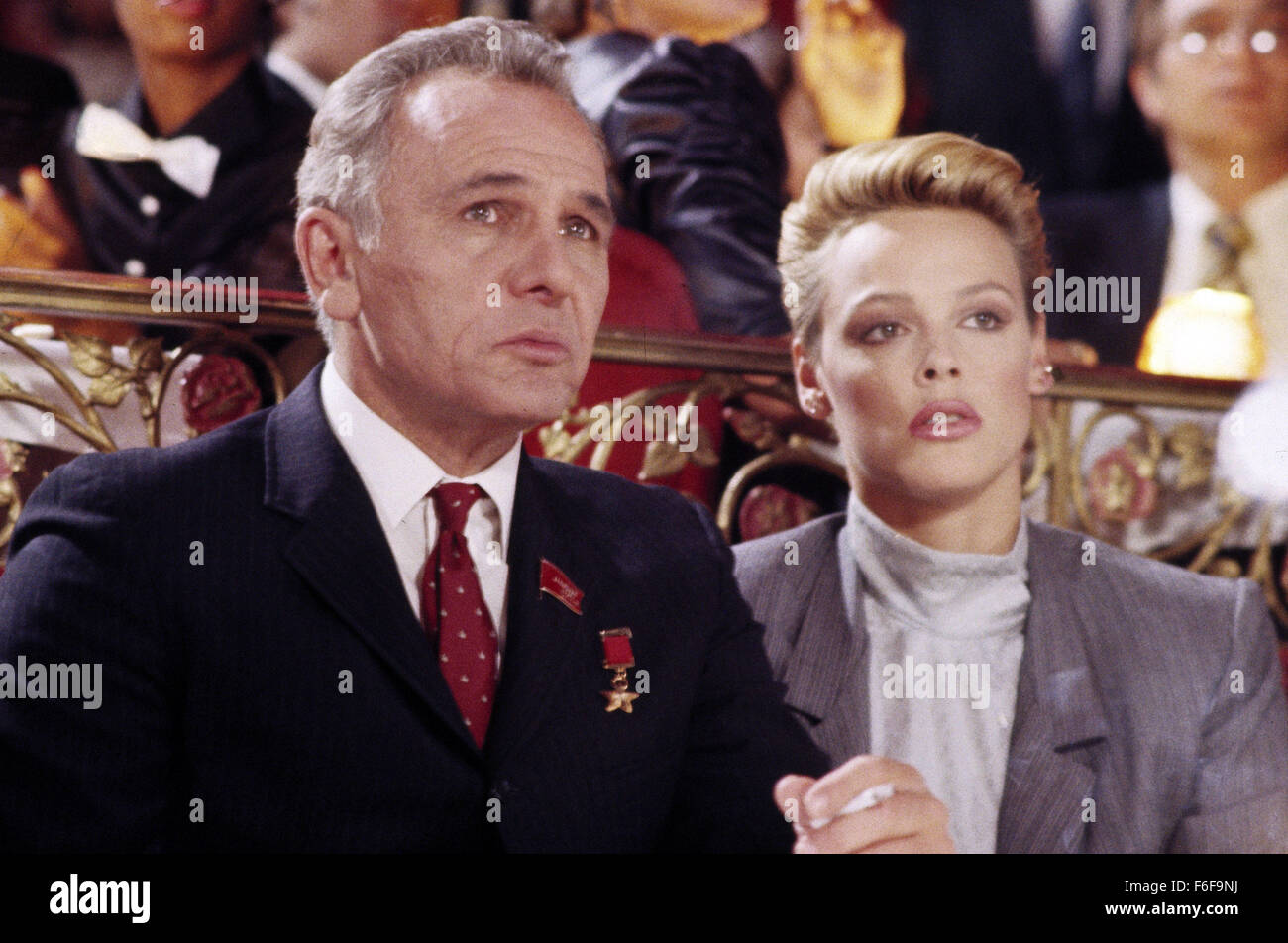 Erscheinungsdatum: 27. November 1985 Film Titel: Rocky IV Regie: Sylvester Stallone STUDIO: MGM PLOT: Rocky Balboa, Schwergewichts-Champion der Welt, ist der Trainer für Apollo Creed ein Exhibition-Match gegen Ivan Drago, ein '' Superman'' Boxer aus der Sowjetunion. Als Apollo im Ring durch die brutalen Drago getötet wird, Balboa macht sich Vorwürfe und verspricht Avenge Tod seines Freundes in den Ring Bild: BRIGITTE NIELSEN als Ludmilla (Credit Bild: C MGM/Entertainment Bilder) Stockfoto