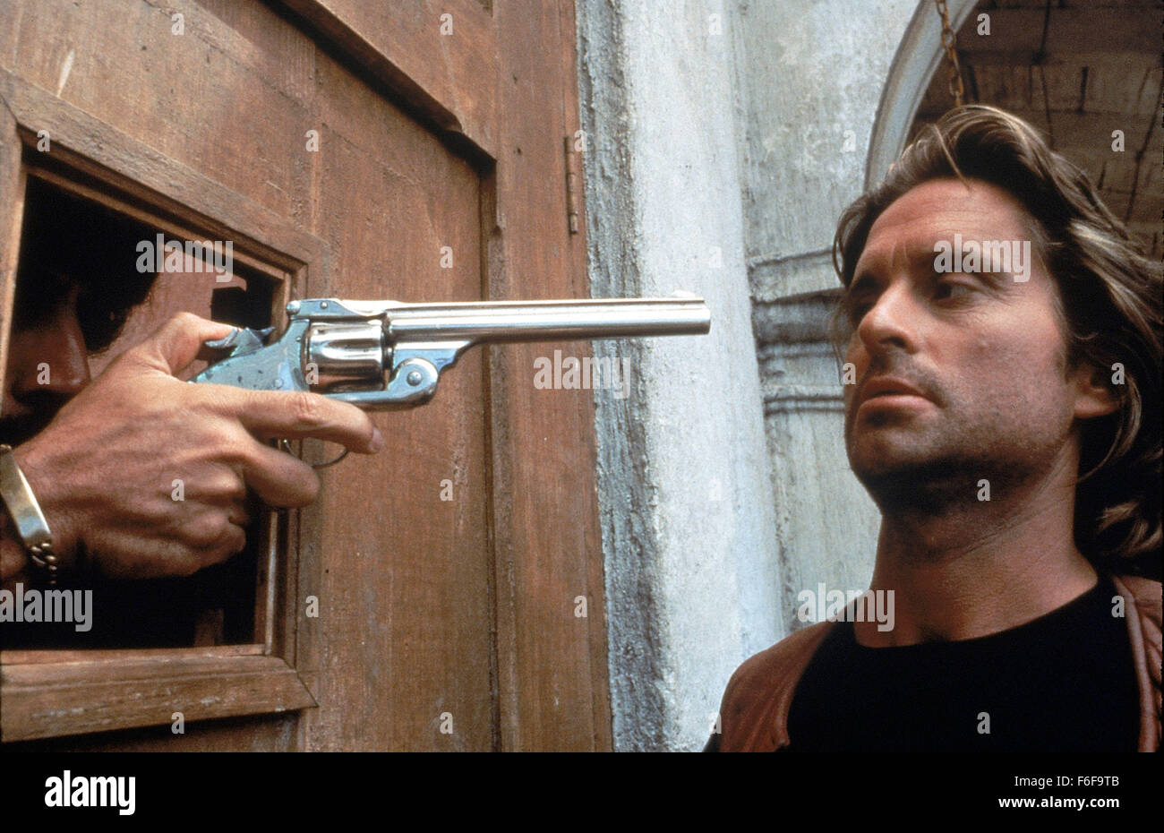 30. März 1984; Los Angeles, Kalifornien, USA; Schauspieler MICHAEL DOUGLAS stars wie Jack T. Colton im 20. Jahrhundert Fox-Action-Komödie "Romancing the Stone." Unter der Regie von Robert Zemeckis. Stockfoto