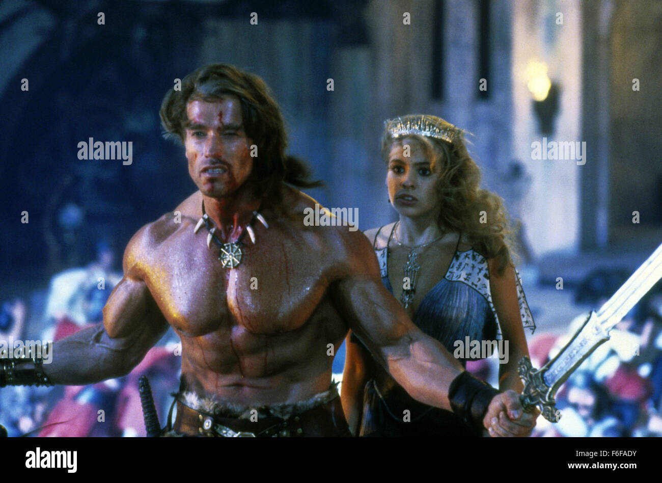Erscheinungsdatum: 29. Juni 1984 Film Titel: Conan der Zerstörer-Direktor: Richard Fleischer STUDIO: De Laurentiis PLOT: der wandernde Barbar, Conan, neben seinem Kumpel goofy Schurken, Malak, haben die Aufgabe, mit Begleitung, Königin Taramis natives Nichte, Prinzessin Jehnna und ihr Bodyguard, Bombaata, eine mystische Insel-Festung. Sie müssen einen magischen Kristall abrufen, den Legenden besagen, den Gott der Träume, Dagoth wecken können. Entlang des Weges, Conan vereint mit der Weise Zauberer Akiro und freundet sich mit den heftigen weiblichen Kämpfer, Zula abgebildet: ARNOLD SCHWARZENEGGER als Conan (Credit Bild: C De Laurentiis/Enterta Stockfoto