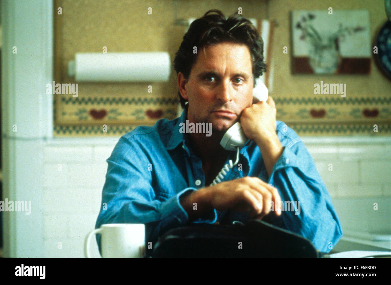 Veröffentlichungsdatum: Sep 11, 1987. FILMTITEL: Fatal Attraction. STUDIO: Paramount Pictures. PLOT: Glücklich verheiratet New York Rechtsanwalt Dan Callagher hat eine Affäre mit seiner Kollegin Alex, und die beiden genießen ein Liebeswochenende, während Frau und Kind Dan Weg sind. Aber Alex will ihn nicht loslassen, und sie vor nichts Schrecken, ihn für sich zu haben. Wie weit werden sie gehen um zu bekommen was sie will? Im Bild: MICHAEL DOUGLAS als Dan Gallagher. Stockfoto