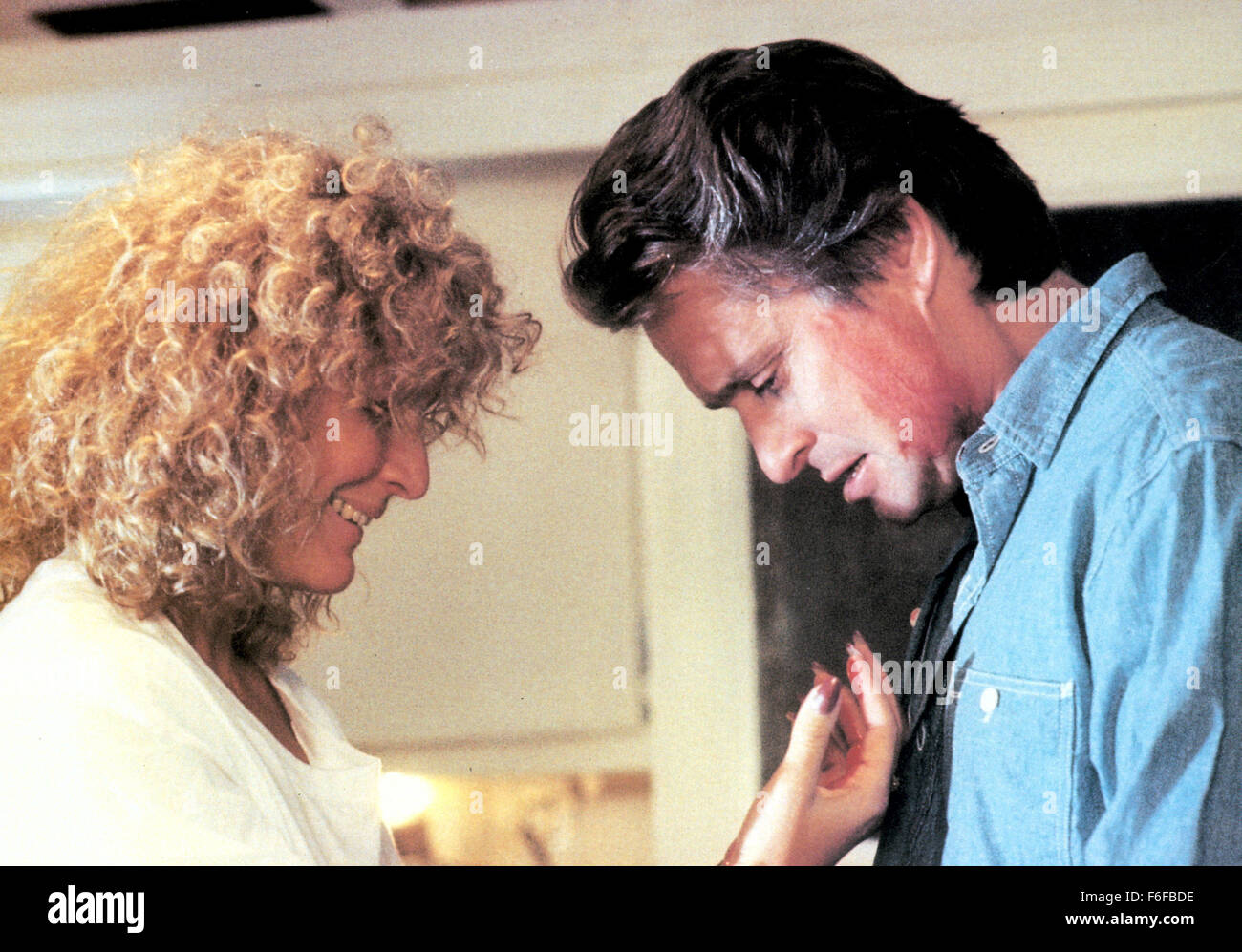 Veröffentlichungsdatum: Sep 11, 1987. FILMTITEL: Fatal Attraction. STUDIO: Paramount Pictures. PLOT: Glücklich verheiratet New York Rechtsanwalt Dan Callagher hat eine Affäre mit seiner Kollegin Alex, und die beiden genießen ein Liebeswochenende, während Frau und Kind Dan Weg sind. Aber Alex will ihn nicht loslassen, und sie vor nichts Schrecken, ihn für sich zu haben. Wie weit werden sie gehen um zu bekommen was sie will? Im Bild: GLENN CLOSE als Alex Forrest und MICHAEL DOUGLAS als Dan Gallagher. Stockfoto