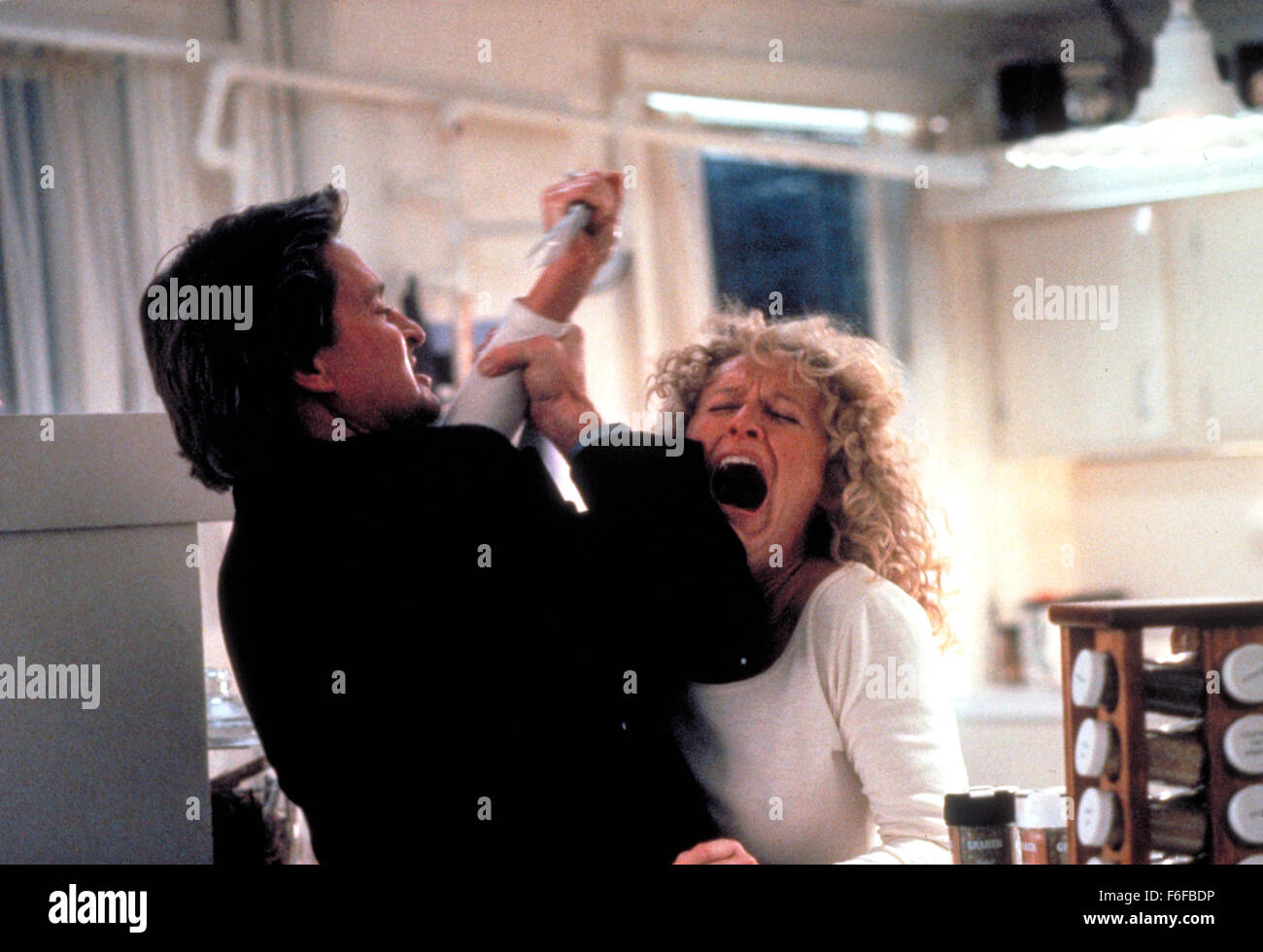 Veröffentlichungsdatum: Sep 11, 1987. FILMTITEL: Fatal Attraction. STUDIO: Paramount Pictures. PLOT: Glücklich verheiratet New York Rechtsanwalt Dan Callagher hat eine Affäre mit seiner Kollegin Alex, und die beiden genießen ein Liebeswochenende, während Frau und Kind Dan Weg sind. Aber Alex will ihn nicht loslassen, und sie vor nichts Schrecken, ihn für sich zu haben. Wie weit werden sie gehen um zu bekommen was sie will? Im Bild: MICHAEL DOUGLAS als Dan Gallagher und GLENN nah wie Alex Forrest. Stockfoto