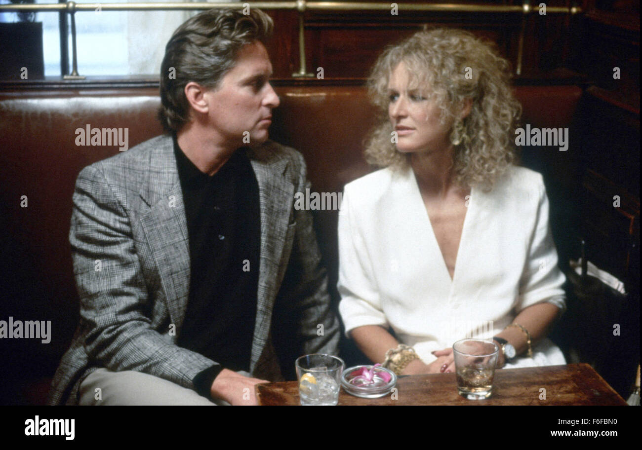 Veröffentlichungsdatum: Sep 11, 1987. FILMTITEL: Fatal Attraction. STUDIO: Paramount Pictures. PLOT: Glücklich verheiratet New York Rechtsanwalt Dan Callagher hat eine Affäre mit seiner Kollegin Alex, und die beiden genießen ein Liebeswochenende, während Frau und Kind Dan Weg sind. Aber Alex will ihn nicht loslassen, und sie vor nichts Schrecken, ihn für sich zu haben. Wie weit werden sie gehen um zu bekommen was sie will? Im Bild: MICHAEL DOUGLAS als Dan Gallagher und GLENN nah wie Alex Forrest. Stockfoto