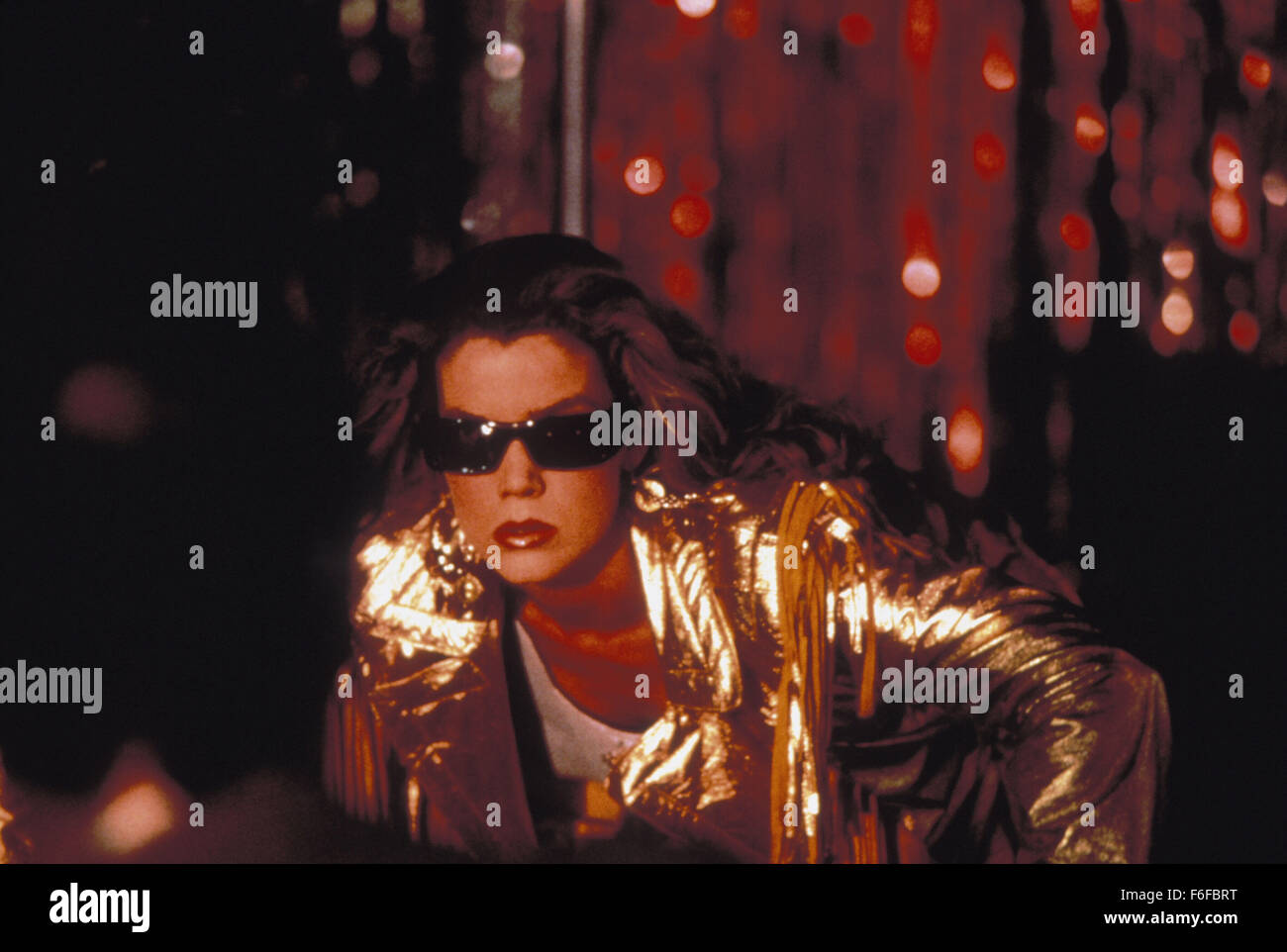 Datum der Freigabe: 20. Oktober 1987. FILMTITEL: Das verborgene. STUDIO: New Line Cinema. PLOT: Ein Außerirdischer ist auf der Flucht in Amerika. Um seine Tritte zu erhalten, tötet es alles, bekommt auf seine Weise, und nutzt den Körper als ein neues Versteck. Im Bild: CLAUDIA CHRISTIAN als Brenda Lee Van Buren. Stockfoto