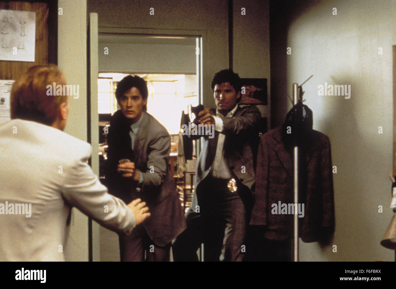 Datum der Freigabe: 20. Oktober 1987. FILMTITEL: Das verborgene. STUDIO: New Line Cinema. PLOT: Ein Außerirdischer ist auf der Flucht in Amerika. Um seine Tritte zu erhalten, tötet es alles, bekommt auf seine Weise, und nutzt den Körper als ein neues Versteck. Im Bild: MICHAEL NOURI als Tom Beck und KYLE MACLACHLAN als Lloyd Gallagher. Stockfoto