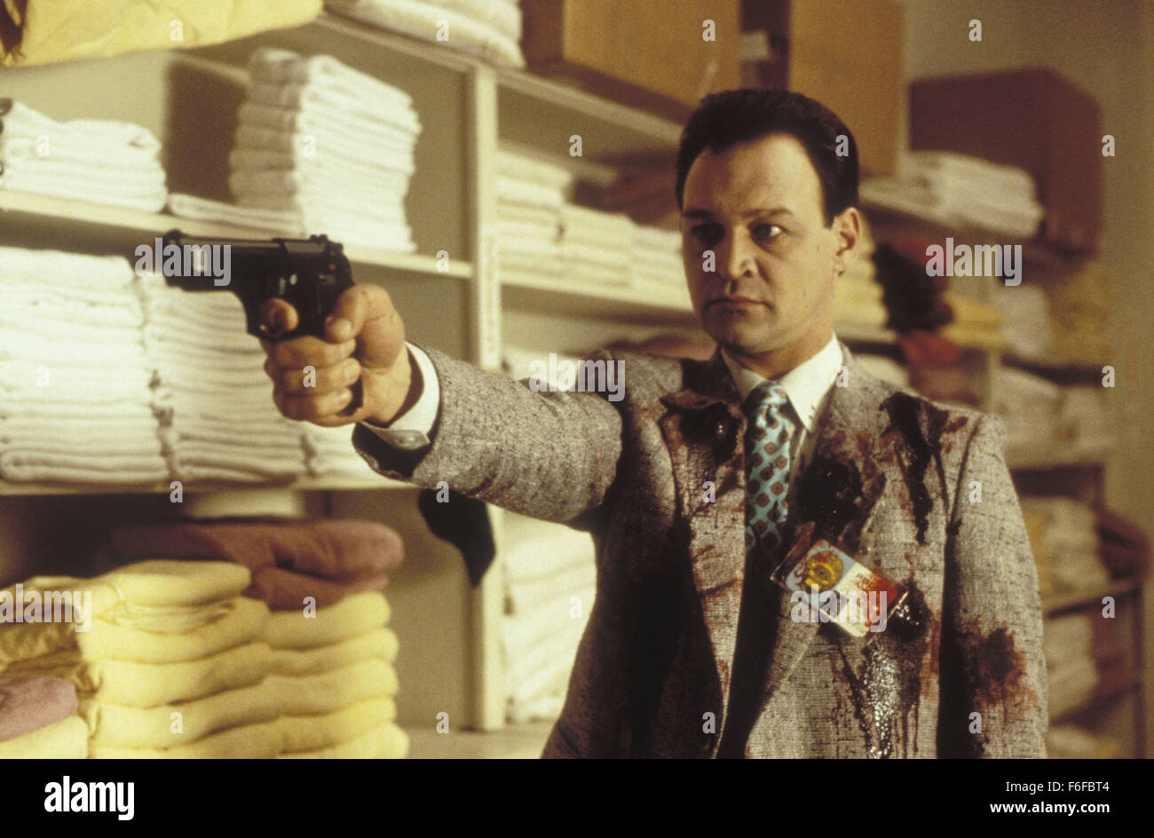 Datum der Freigabe: 20. Oktober 1987. FILMTITEL: Das verborgene. STUDIO: New Line Cinema. PLOT: Ein Außerirdischer ist auf der Flucht in Amerika. Um seine Tritte zu erhalten, tötet es alles, bekommt auf seine Weise, und nutzt den Körper als ein neues Versteck. Im Bild: ED O'ROSS als Cliff Willis. Stockfoto