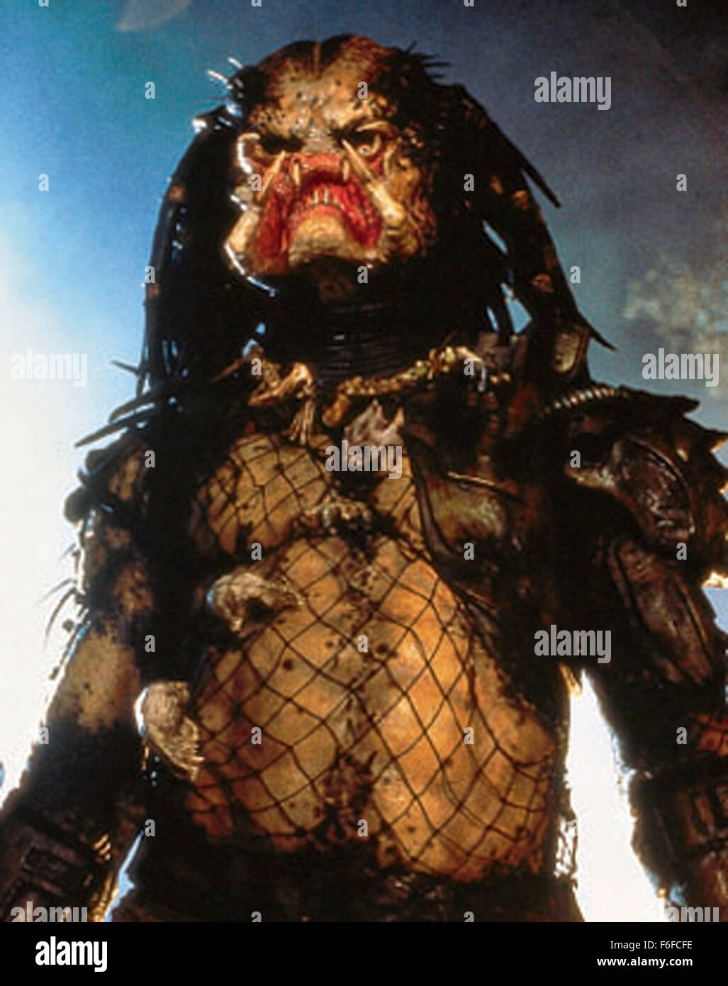 7. November 1987; Hollywood, Kalifornien, USA; Bild von Direktor John McTiernan Action Horror "Predator" mit KEVIN PETER HALL als das Raubtier. Stockfoto