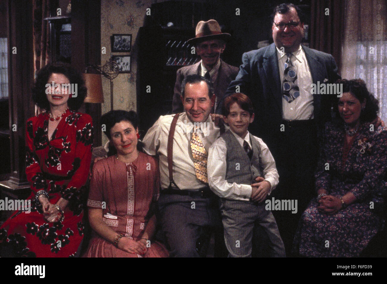 30. Januar 1987; Hollywood, Kalifornien, USA; Filmtitel: Radio Days. 1987. Regie: Woody Allen. STUDIO: MGM. PLOT: Ein Blick zurück in die goldenen Zeiten des Radios, wir sehen und hören viele klassische Radio-Persönlichkeiten aus dieser Zeit. Und das alles kommt an der Seite eine Besichtigung einer 1942 Mittelklasse-Familie aus New York. Stockfoto