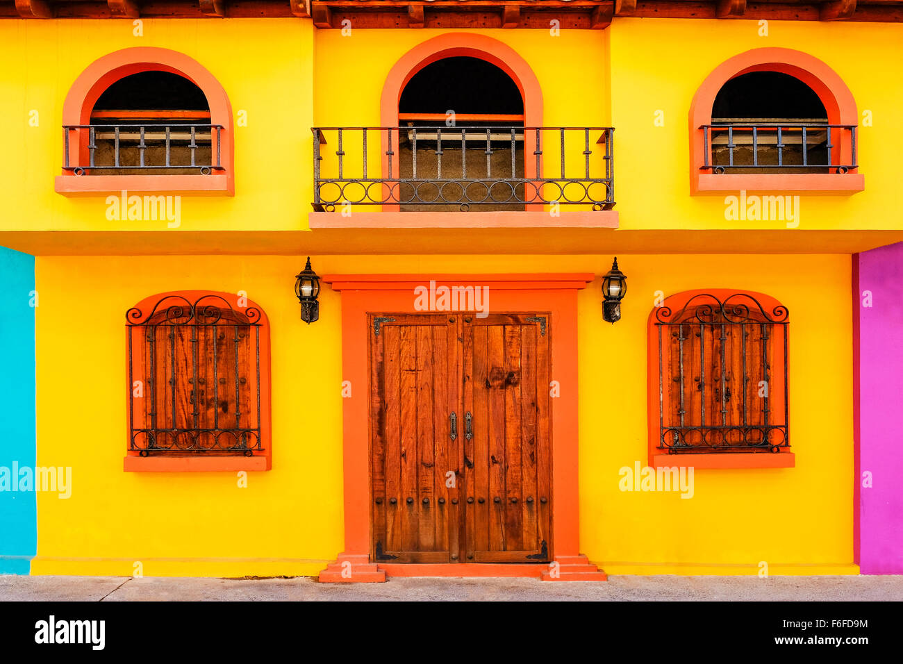 Mexikanische Haus mit hölzernen Tür und Fenster, Puerto Vallarta, Mexiko Stockfoto