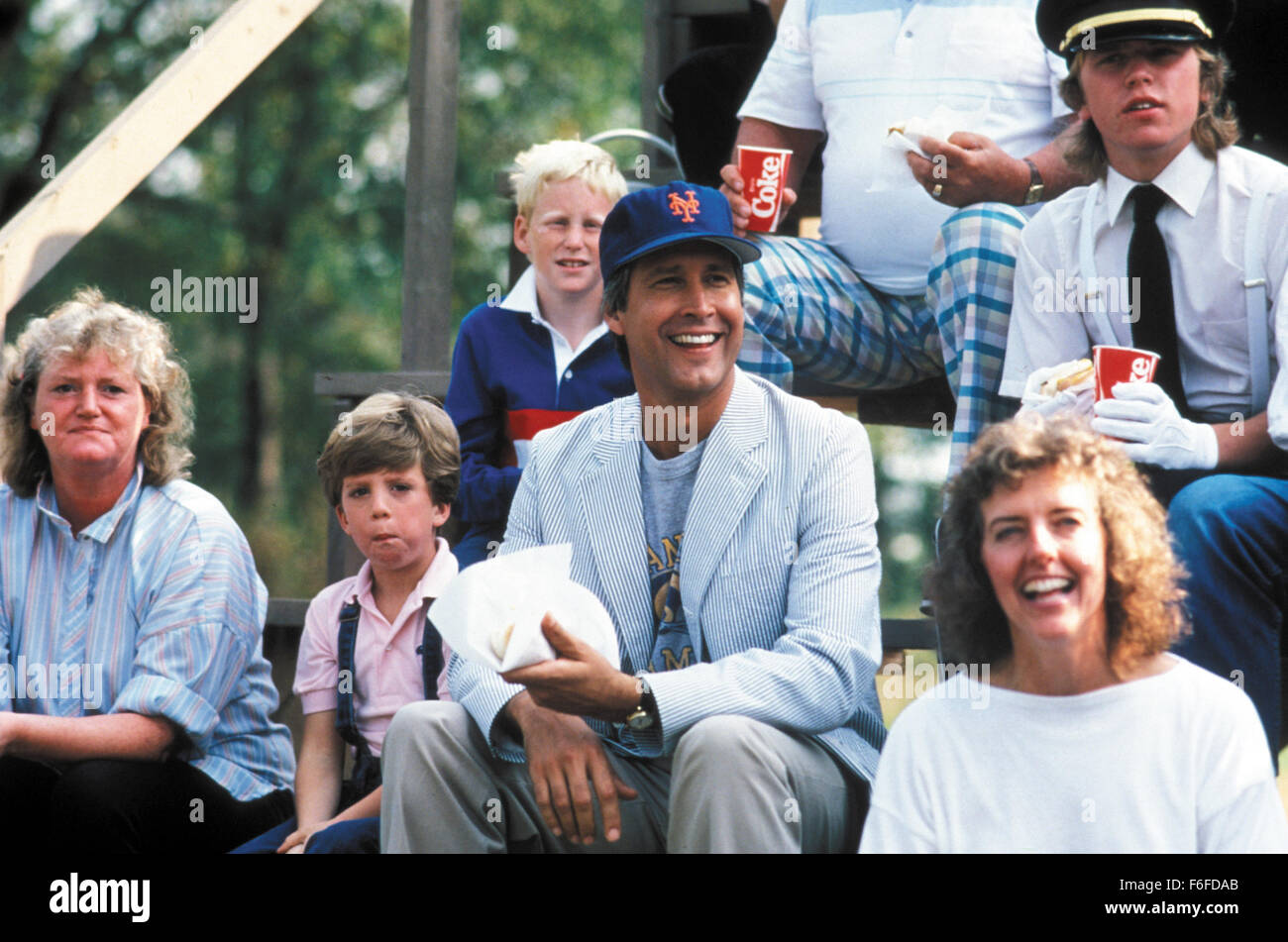 Erscheinungsdatum: 3. Juni 1988. FILMTITEL: Funny Farm. : Studioproduktionen Cornelius. PLOT: Andy und Elizabeth sind krank von Leben in der Stadt, und beschließen, in das Land ziehen. Kauf einer Wohnung in der Nähe ein malerisches Städtchen (zu ihrem Entsetzen) dann schnell feststellen, dass Dinge anders in dem Land gemacht werden. Sie müssen mit allen lokalen Zeichen sowie die heimische Tiere und Leichen im Keller befassen. Im Bild: CHEVY CHASE als Andy Bauer. Stockfoto