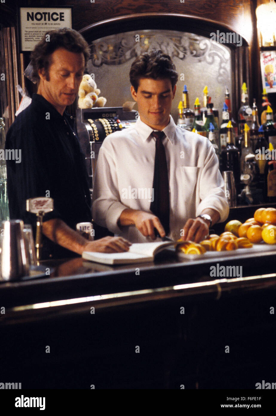 29. Juli 1988; London, UK; Schauspieler BRIAN BROWN als Douglas Coughlin und TOM CRUISE Stars wie Brian Flanagan in der Touchstone Pictures-Film "Cocktail." Stockfoto