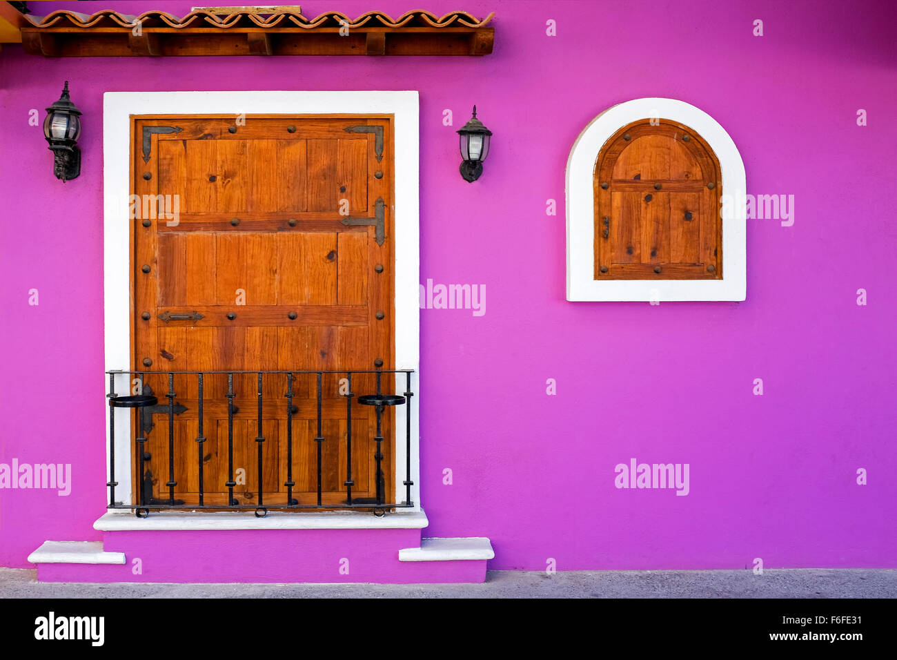 Fenster und Fassade eines traditionellen mexikanischen Haus, Puerto Vallarta, Mexiko Stockfoto