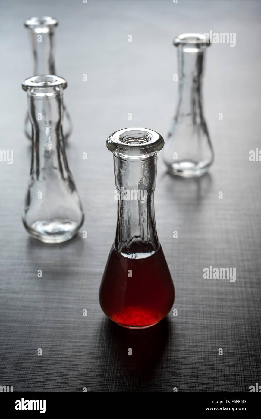 Schnapsglas von alkoholischen Getränken auf der Holzoberfläche, Hintergrundbeleuchtung Stockfoto