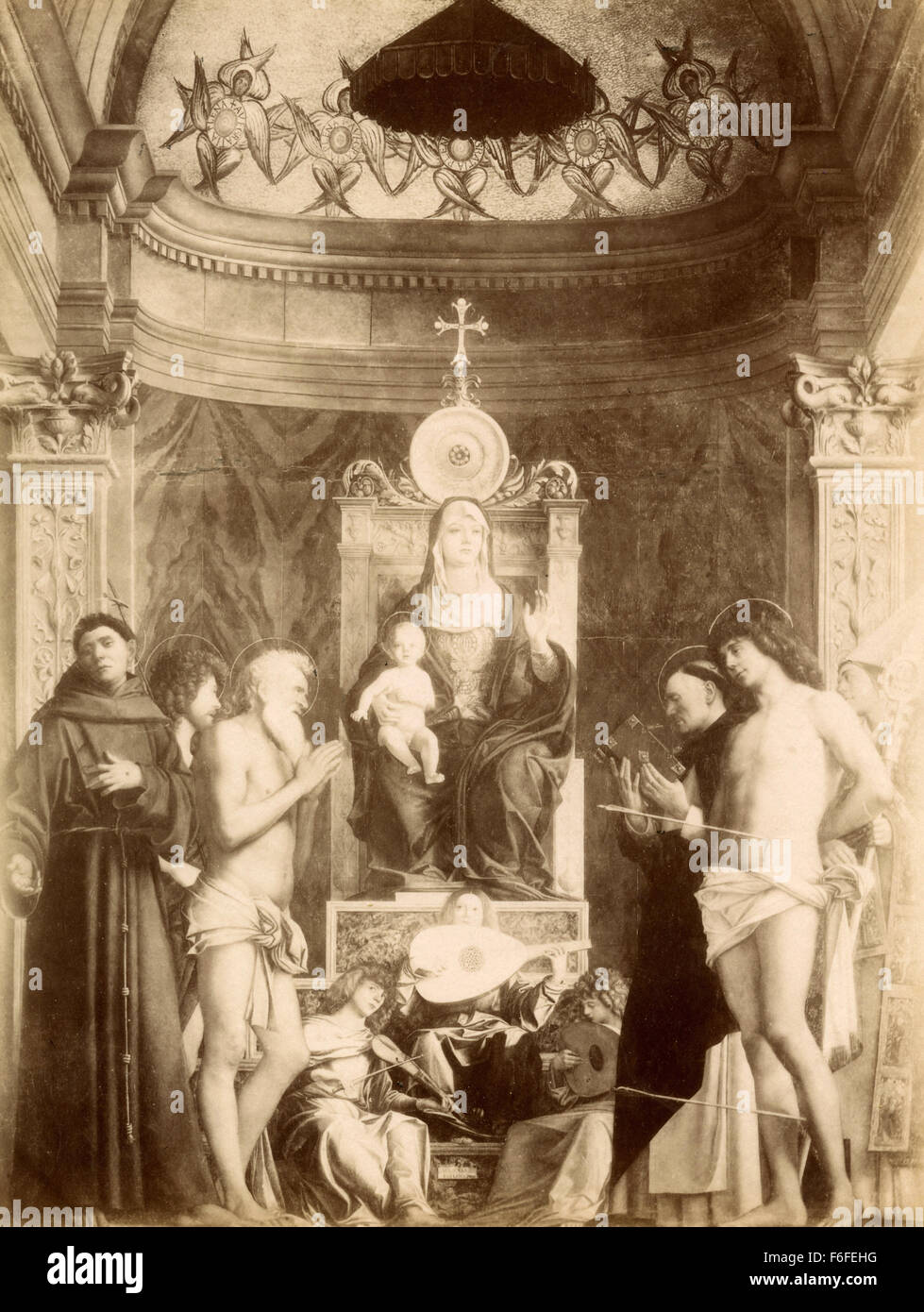 Madonna und Kind inthronisiert und Engel spielen, Gemälde von Giovanni Bellini Stockfoto