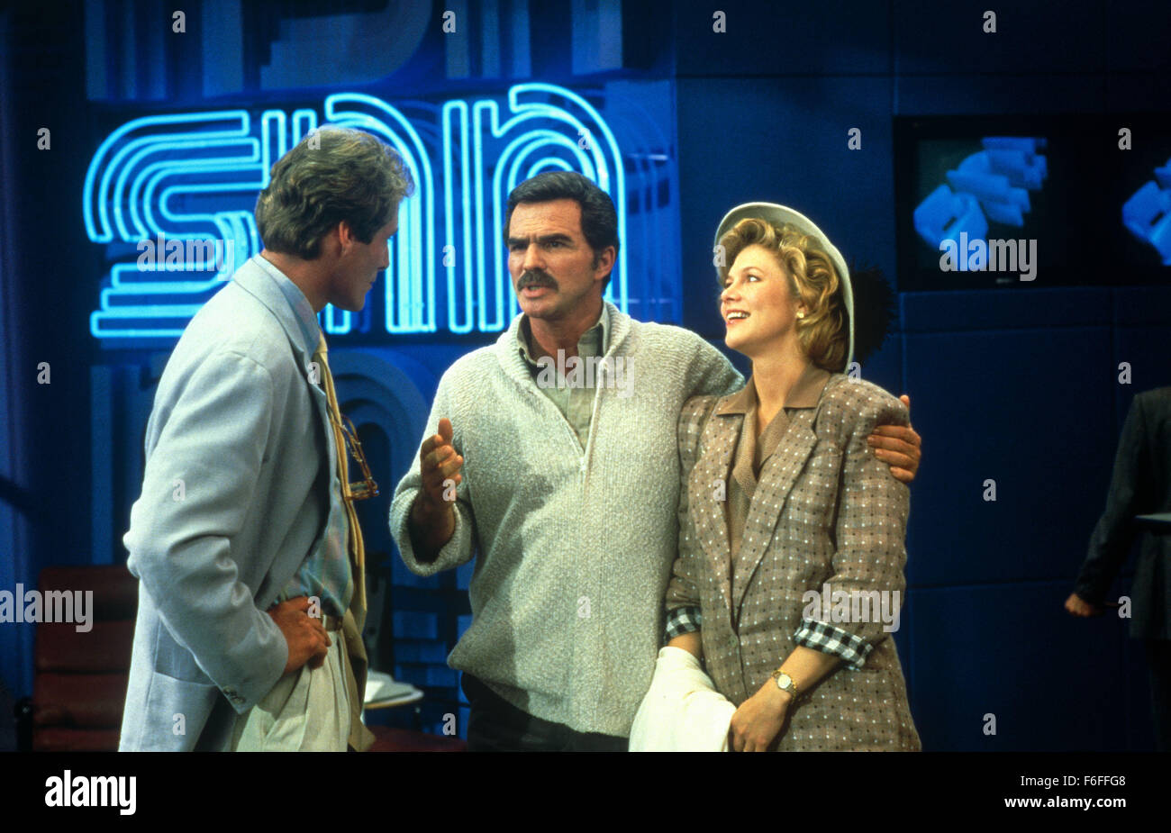 2. April 1988; Hollywood, Kalifornien, USA; CHRISTOPHER REEVE, BURT REYNOLDS und KATHLEEN TURNER Sterne als Blaine Bingham, John L. Sullivan IV und Christy Colleran in der Komödie "Switching Channels" unter der Regie von Ted Kotcheff. Stockfoto