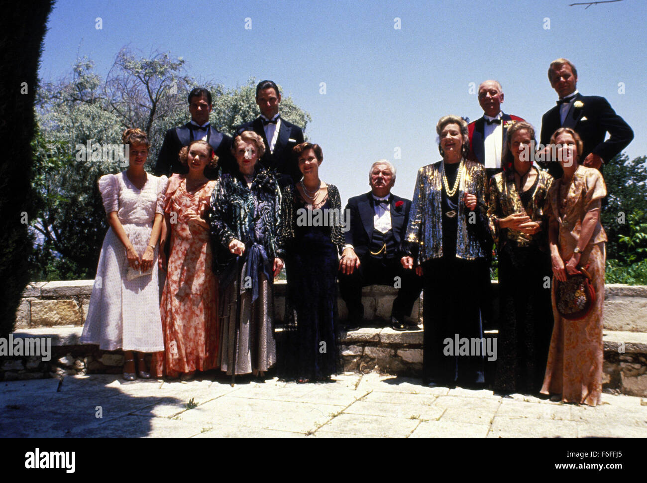 15. April 1988; Jerusalem, ISRAEL; PETER USTINOV (Mitte) als Hercule Poirot in der Kriminalität Geheimnis Film '' Verabredung mit dem Tod '' unter der Regie von Michael Winner. Stockfoto