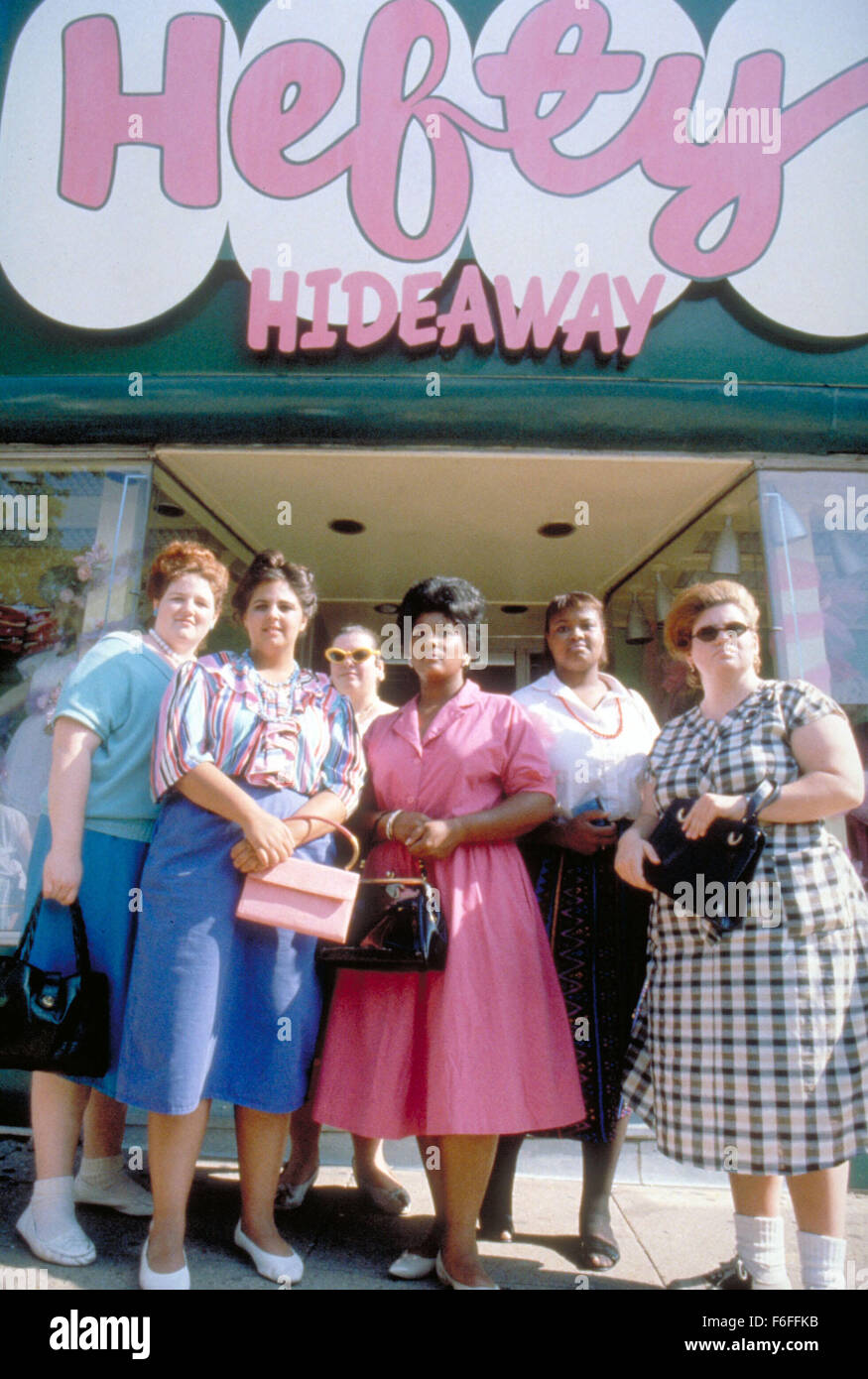 DATUM DER FREIGABE: 1988. STUDIO: "Angenehm Plump" Teenager Tracy Turnblad erreicht ihren Traum regelmäßig in der Corny Collins-Tanz-Show. Jetzt ein jugendlich Held, sie mit ihrem Ruhm beginnt, um nach den Ursachen zu sprechen sie glaubt an, die meisten alle Integration. Auf diese Weise verdient sie den Zorn der ehemalige Star der Show, Amber Von Tussle sowie Ambers manipulativen, pro-Segregation Eltern. Die Rivalität kommt zu einem Kopf wie Amber und Tracy um den Titel der Miss Auto Show 1963 wetteifern. Stockfoto