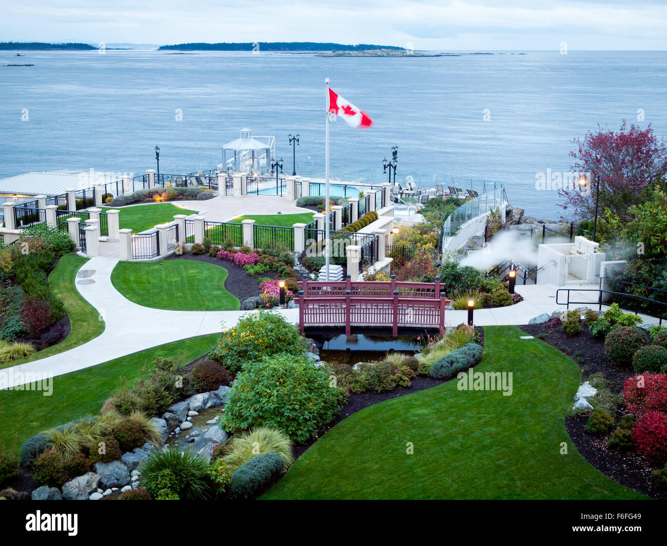 Ein Blick auf die Gärten am Meer und der Oak Bay Beach Hotel, Haro Strait und Salish Sea Spa. Oak Bay, Victoria, Kanada. Stockfoto