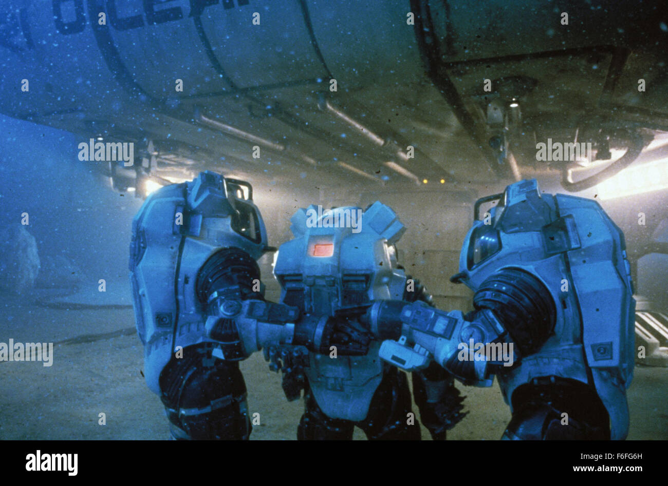 1. März 1989; Hollywood, Kalifornien, USA; Filmtitel: Leviathan. 1989. Regie: Cosmatos. STUDIO: MGM. PLOT: Eine Tiefsee-Crew reist die Tiefen des Ozeans und entdeckt ein alte sowjetische Schiff, das unberührte besser gelassen hätte. Stockfoto