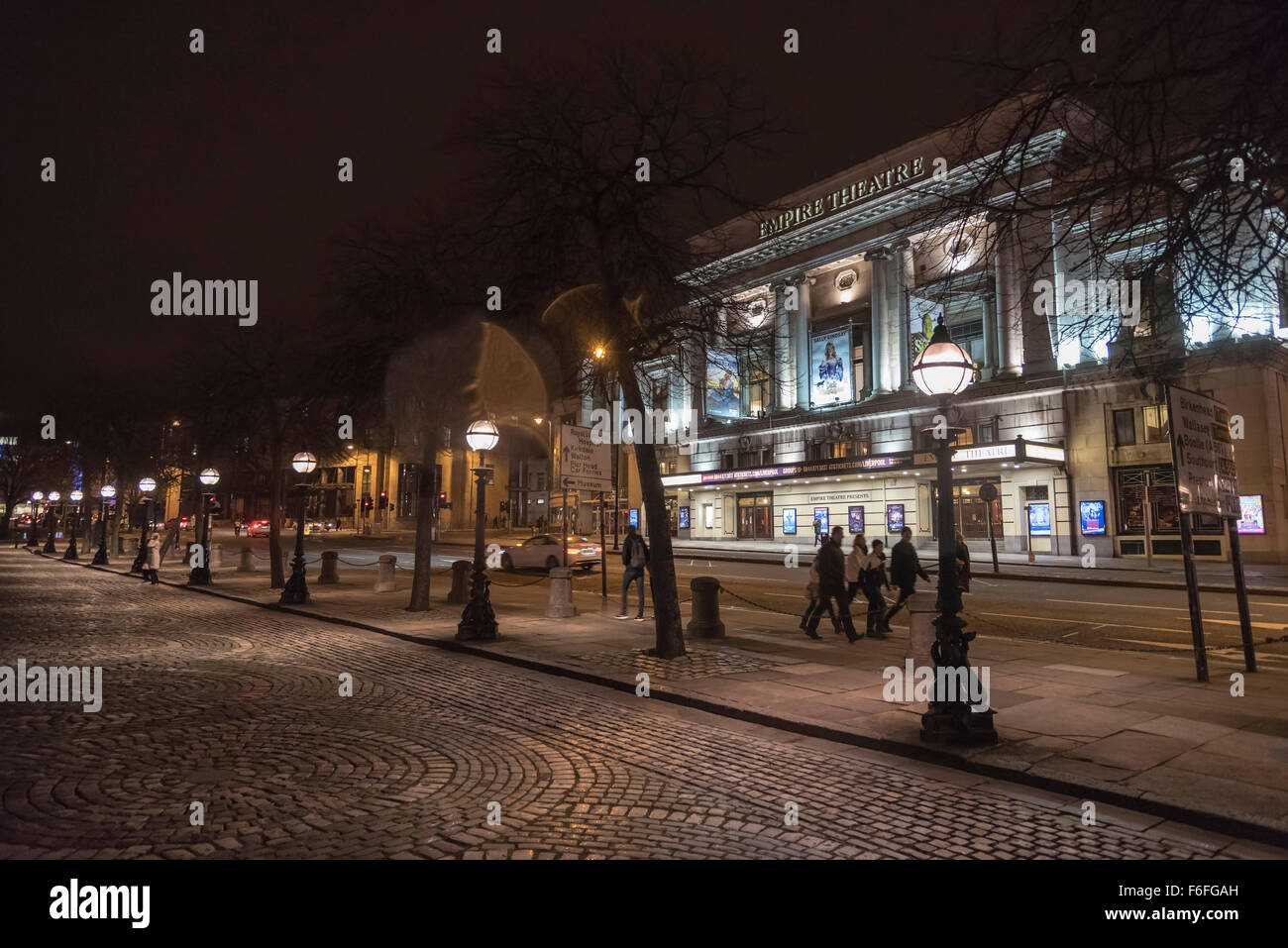 Das Empire Theatre in Liverpool Lime Street in der Nacht. Stockfoto