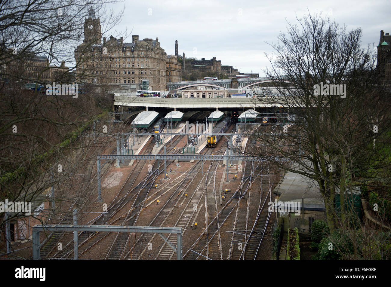 Blick hinunter ins Bahnhof Waverley von East Princess Street Gardens in Eduinburgh Stockfoto