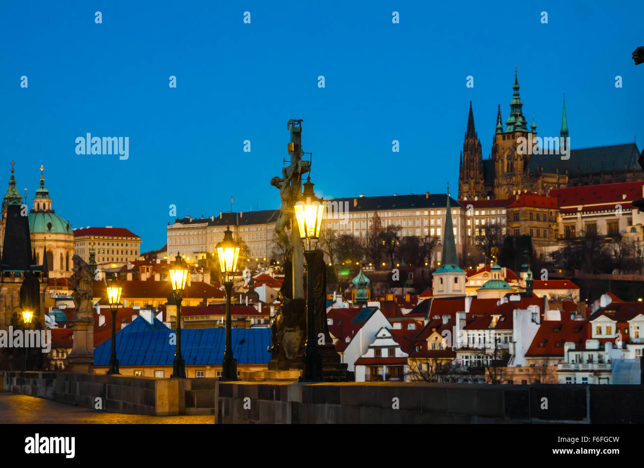Prag-Karlsbrücke am Morgen Stockfoto