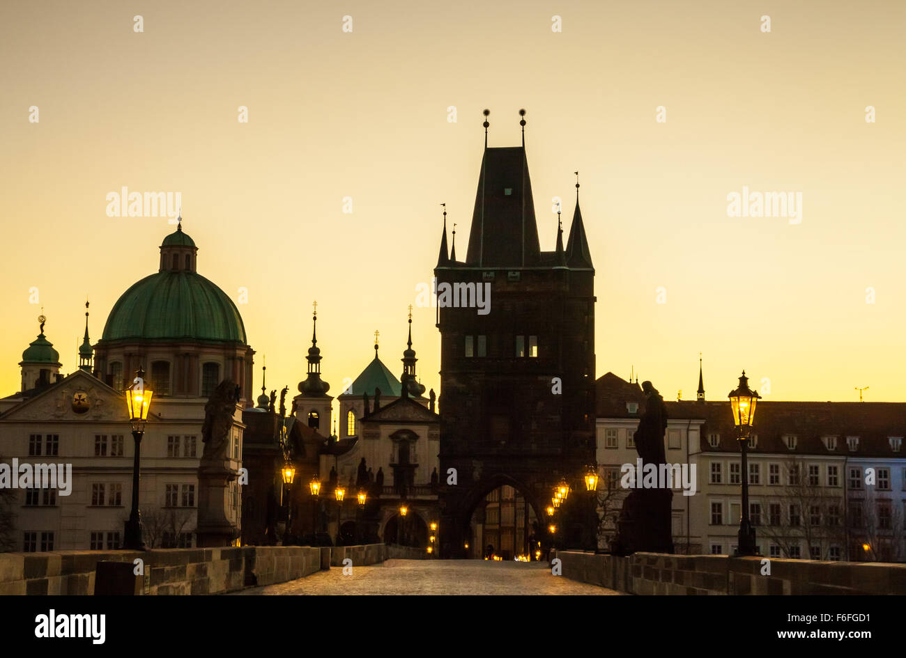 Prag-Karlsbrücke am Morgen Stockfoto