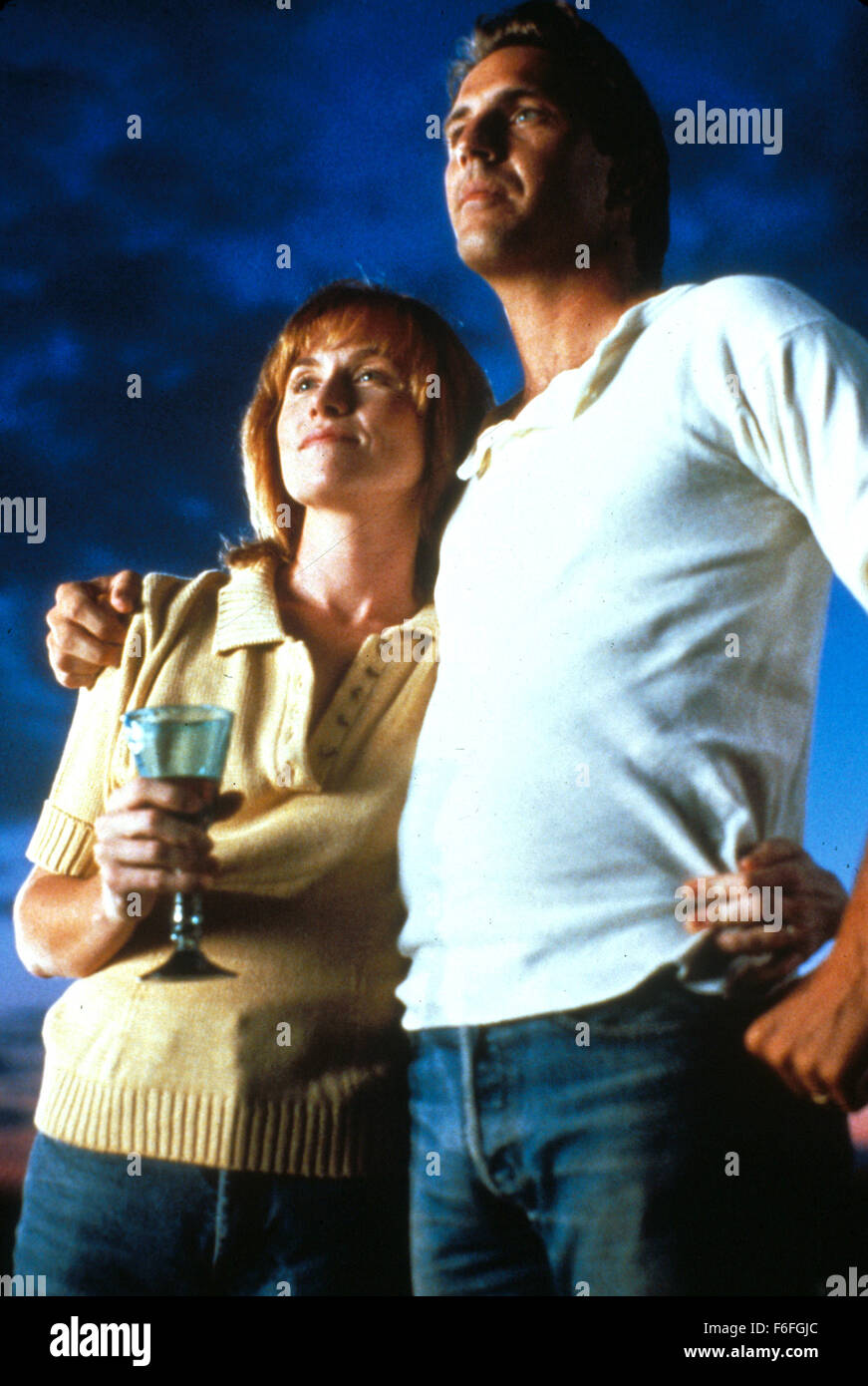 Datum der Freigabe: 21. April 1989. FILMTITEL: Field of Dreams. STUDIO: Universal Pictures. PLOT: Iowa Bauer Ray Kinsella hört eine Stimme in seinem Kornfeld, ihm zu sagen, wenn du es baust, wird er kommen. Er interpretiert diese Nachricht als Anweisung, bauen ein Baseballfeld auf seinem Hof, auf dem die Geister von Shoeless Joe Jackson und die anderen sieben Chicago White Sox Spieler aus dem Spiel zu werfen die World Series 1919 gebannt erscheinen. Wenn die Stimmen weiter, sucht Ray einen zurückgezogen lebenden Autor, ihm die Bedeutung der Nachrichten und der Zweck seines Fachs verstehen zu helfen. Bild: AMY MADIGAN als Stockfoto