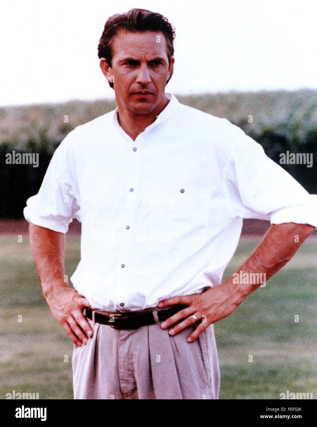 Datum der Freigabe: 21. April 1989. FILMTITEL: Field of Dreams. STUDIO: Universal Pictures. PLOT: Iowa Bauer Ray Kinsella hört eine Stimme in seinem Kornfeld, ihm zu sagen, wenn du es baust, wird er kommen. Er interpretiert diese Nachricht als Anweisung, bauen ein Baseballfeld auf seinem Hof, auf dem die Geister von Shoeless Joe Jackson und die anderen sieben Chicago White Sox Spieler aus dem Spiel zu werfen die World Series 1919 gebannt erscheinen. Wenn die Stimmen weiter, sucht Ray einen zurückgezogen lebenden Autor, ihm die Bedeutung der Nachrichten und der Zweck seines Fachs verstehen zu helfen. Bild: KEVIN COSTNER einen Stockfoto