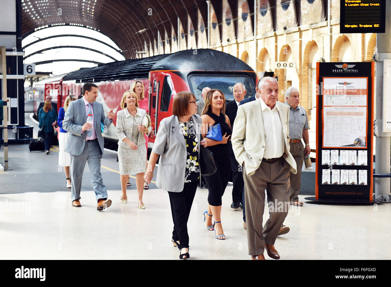 Passagiere kommen am Bahnhof von York Stockfoto