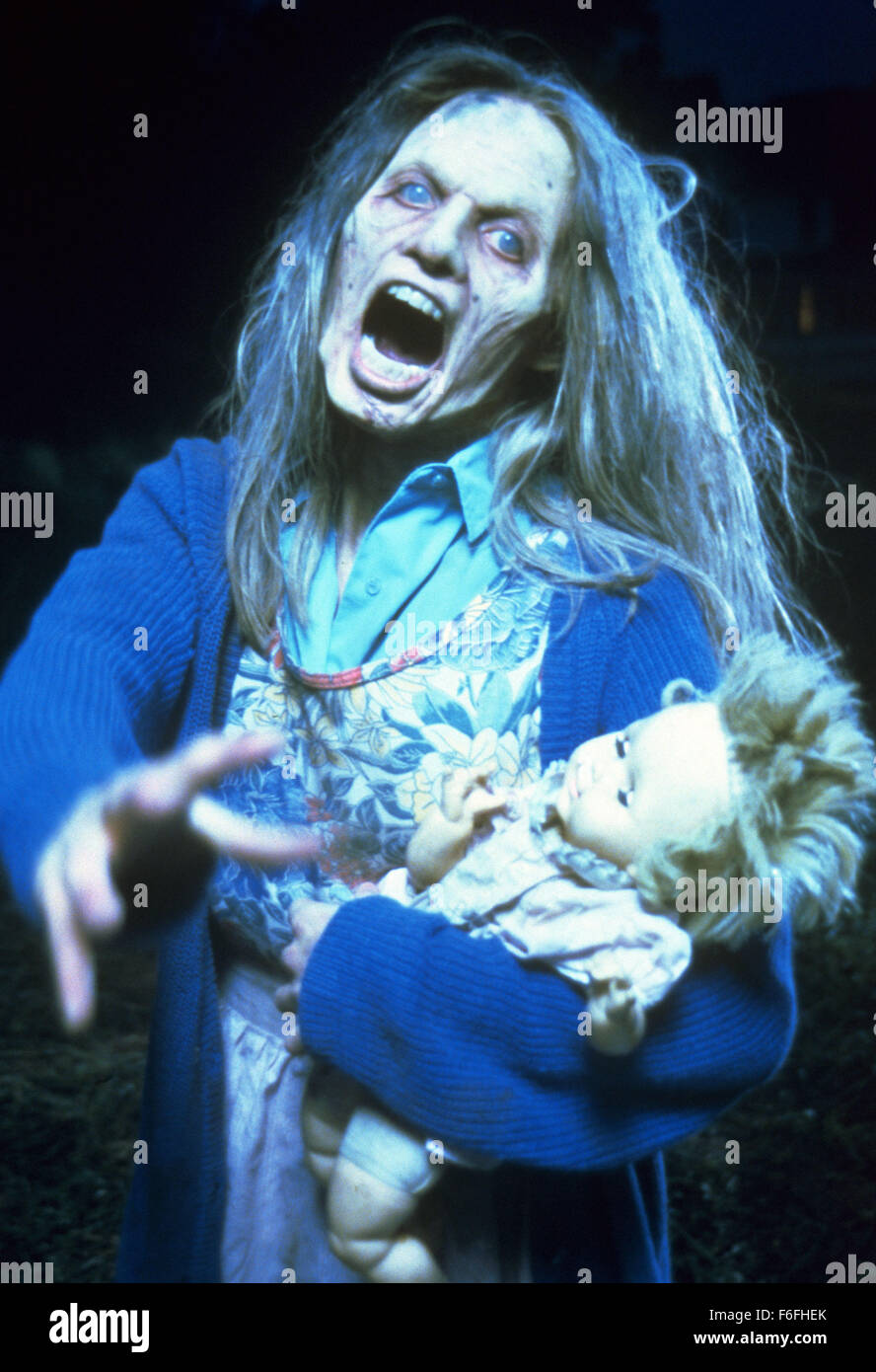 Datum der Freigabe: 19. Oktober 1990 Titel: Nacht der lebenden Toten STUDIO: Columbia Bilder Regie: Tom Savini PLOT: ein Remake des George Romeros 1968 schwarz-weiß-Klassiker, der auf einem Friedhof beginnt, wie die vor kurzem Toten wieder zum Leben - aus einer unbekannten Ursache - und das Leben als ihre Beute angreifen. Eine Frau flieht die erschreckenden Zombies Zuflucht mit anderen in einem Bauernhaus, jeden Kadaver kilometerweit hungert für ihr Fleisch zu nehmen. Werden sie es durch die Nacht... machen, die die Toten wieder zum Leben erweckt wurde?  Im Bild: Zombie.  (Bild Kredit: C Columbia Pictures/Entertainment Pictures / Stockfoto