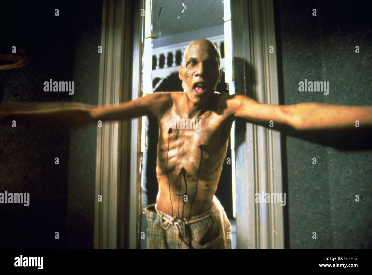 Datum der Freigabe: 19. Oktober 1990 Titel: Nacht der lebenden Toten STUDIO: Columbia Bilder Regie: Tom Savini PLOT: ein Remake des George Romeros 1968 schwarz-weiß-Klassiker, der auf einem Friedhof beginnt, wie die vor kurzem Toten wieder zum Leben - aus einer unbekannten Ursache - und das Leben als ihre Beute angreifen. Eine Frau flieht die erschreckenden Zombies Zuflucht mit anderen in einem Bauernhaus, jeden Kadaver kilometerweit hungert für ihr Fleisch zu nehmen. Werden sie es durch die Nacht... machen, die die Toten wieder zum Leben erweckt wurde?  Im Bild: Zombie.  (Bild Kredit: C Columbia Pictures/Entertainment Pictures / Stockfoto