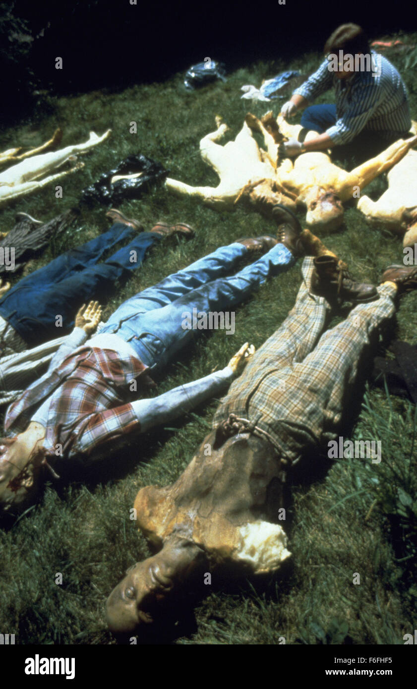 Datum der Freigabe: 19. Oktober 1990 Titel: Nacht der lebenden Toten STUDIO: Columbia Bilder Regie: Tom Savini PLOT: ein Remake des George Romeros 1968 schwarz-weiß-Klassiker, der auf einem Friedhof beginnt, wie die vor kurzem Toten wieder zum Leben - aus einer unbekannten Ursache - und das Leben als ihre Beute angreifen. Eine Frau flieht die erschreckenden Zombies Zuflucht mit anderen in einem Bauernhaus, jeden Kadaver kilometerweit hungert für ihr Fleisch zu nehmen. Werden sie es durch die Nacht... machen, die die Toten wieder zum Leben erweckt wurde?  Im Bild: Zombies.  (Bild Kredit: C Columbia Pictures/Entertainment Bilder/ZUM Stockfoto